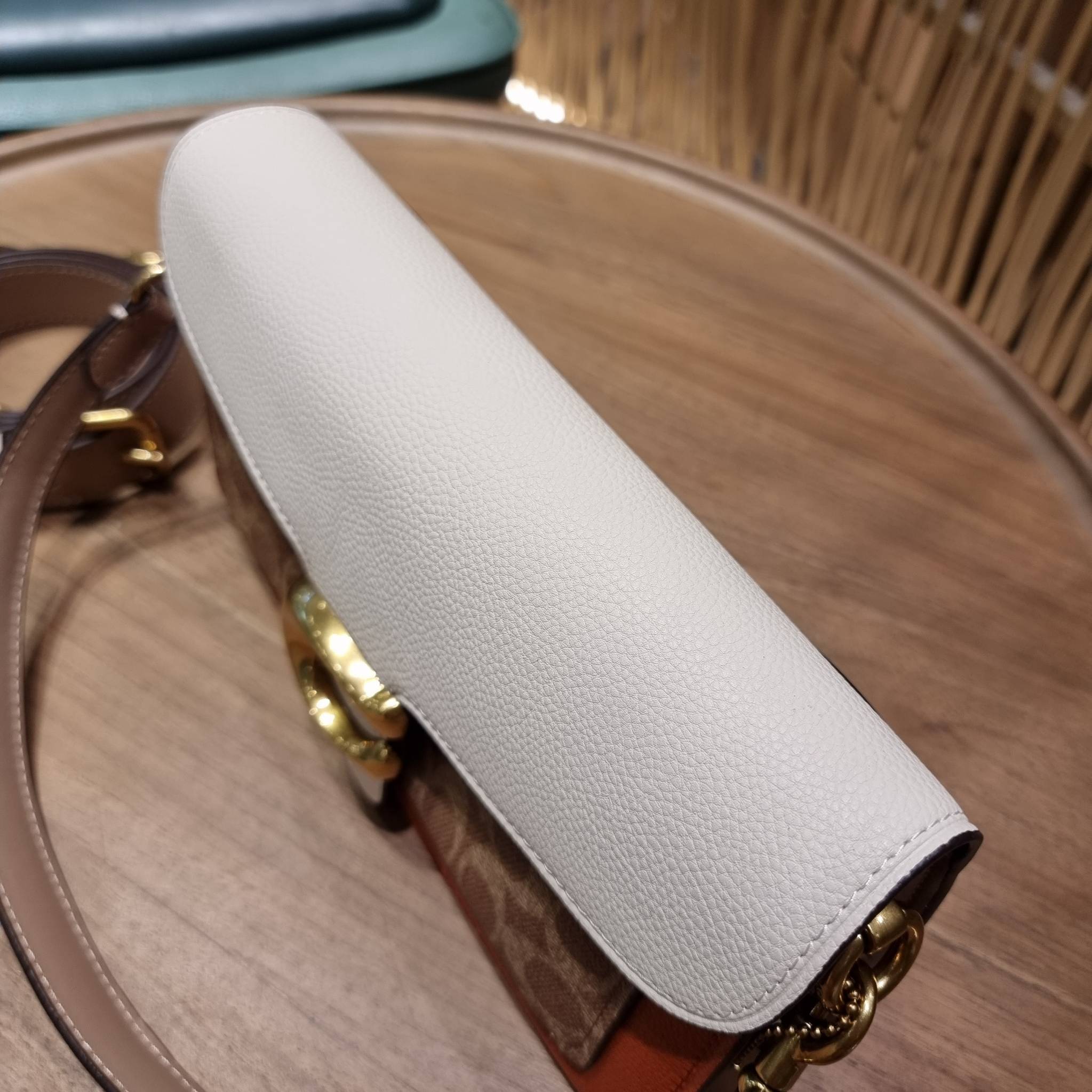 COACH TABBY SHOULDER BAG 26 IN SIGNATURE CANVAS WITH BEADCHAIN (6793,91215) กระเป๋าสะพายไหล่ ดีไซน์วินเทจย้อนยุค สวยคมชัด คลาสสิคใช้ได้ทุกลุค วัสดุหนังแท้สลับหนังแคนวาสเคลือบลาย เปิด-ปิดด้วยแม่เหล็กในตัว รับรองแน่นหนา ด้านหลังมีช่องแยก ภายในเป็นช่องโล่ง ข