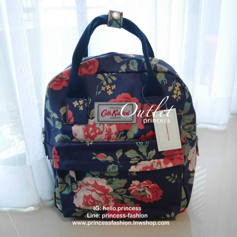 กระเป๋าเป้สไตล์วินเทจแบรนด์ดัง CATH KIDSTON MINI BACKPACK กระเป๋าสะพายเป้รุ่นมินิ วัสดุ PVCกันน้ำ สามารถเช็ดทำความสะอาดได้ เปิดปิดด้วยซิปสะดวกใช้ ด้านหน้าประดับโลโก้ cath Kidston พร้อมช่องซิปด้านนอกใส่กระเป๋าสตางค์ มือถือได้ ด้านในมีช่องซิป สามารถใส่ipad 