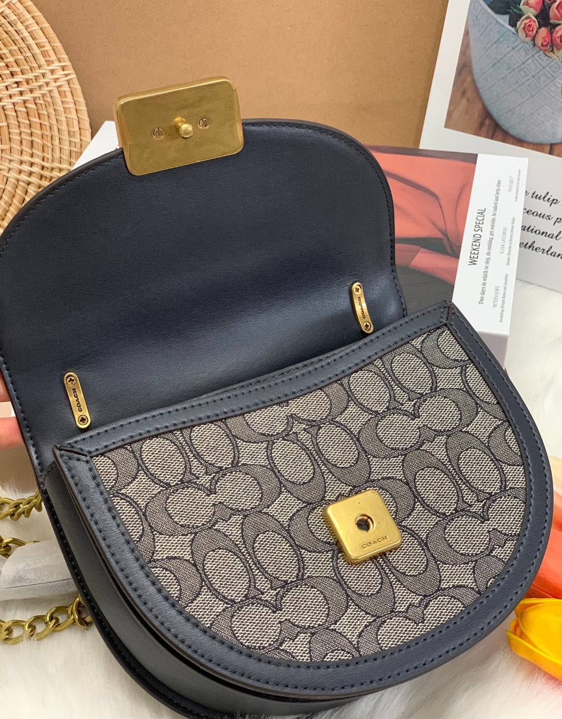 COACH ALIE SADDLE BAG IN SIGNATURE JACQUARD (C4694//C3464) New item!! กระเป๋าสะพายทรง saddle ดีไซน์วินเทจย้อนยุค แฝงความหรูในตัวด้วยอะไหล่สีทองเหลือง โดดเด่นไม่ซ้ำใครแน่นอน วัสดุผ้า jacquard สลับหนังแท้ ภายในเป็นช่องโล่ง มาพร้อมสายสะพายครอสบอดี้ ที่สามารถ