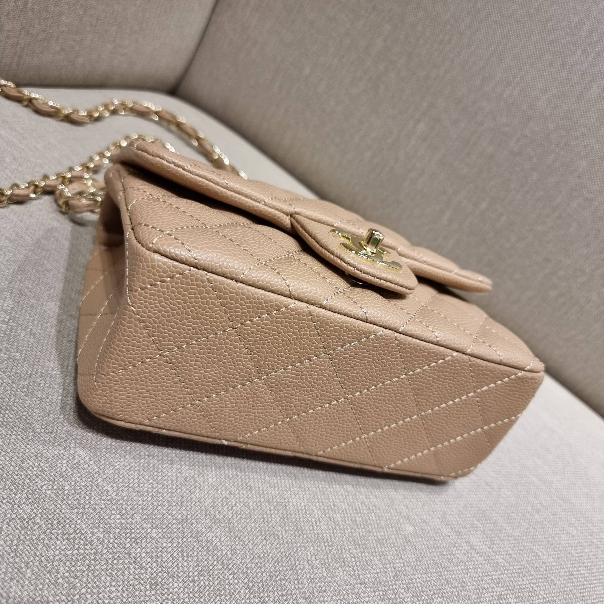 VIP 】3สี คัมแบคทูสต็อค!! จัดมาแน่นๆ พร้อมสีรับความเฮง!! พรีเมี่ยมจากแบรนด์ Chanel vip สุดพิเศษจากเคาน์เตอร์ กระเป๋าสะพาย หนังสังเคราะห์ลายคาร์เวีย หรูหราทั้งอะไหล่เงินและอะไหล่ทอง สะพายแล้วขับผิวมากๆใบนี้ เปิด-ปิดกระเป๋าด้วยตัวบิดล็อค ภายในกระเป๋าบุหนังสี