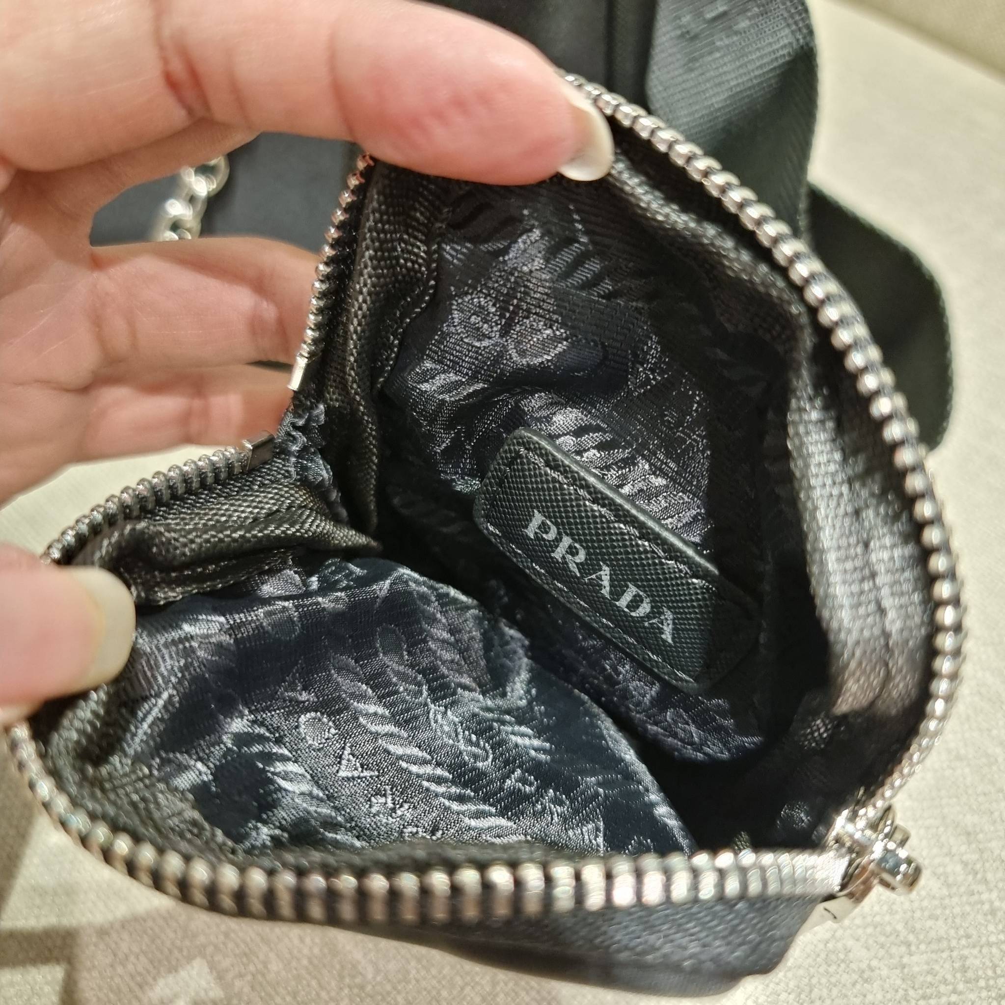 VIP 🥂 PRADA RE-EDITION 2005 RE-NYLON SHOULDER BAG ไอเท็มสุดปัง ที่ฮิตตลอดกาลไม่ว่าจะปีไหนๆ จัดให้ครบทั้งสีขายดีและสีใหม่ล่าสุด ที่สายคุณหนูห้ามพลาด!! กับกระเป๋าสะพายทรงคลาสสิค เหมาะเป็น everyday bag มากๆ วัสดุผ้าไนล่อนคุณภาพ พร้อมใบลูก ไว้ใส่เหรีย