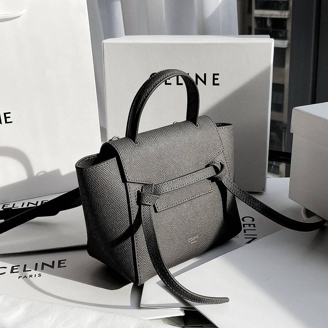 CELINE HANDLE AND CROSSBODY BAG VIP GIFT WITH PURCHASE (GWP) กระเป๋าถือและสะพายพรีเมี่ยมกิ๊ฟ Limited Edition จาก CELINE HAUTE PARFUME DUTYFREE COUNTER หนัง Saffiano ดีไซน์ยอดนิยมหนังสวยอยู่ทรงดูแลรักษาง่าย เปิดปิดด้วยฝาปิด Belt ด้านหน้ามีโลโก้แบรนด์ภายในโ