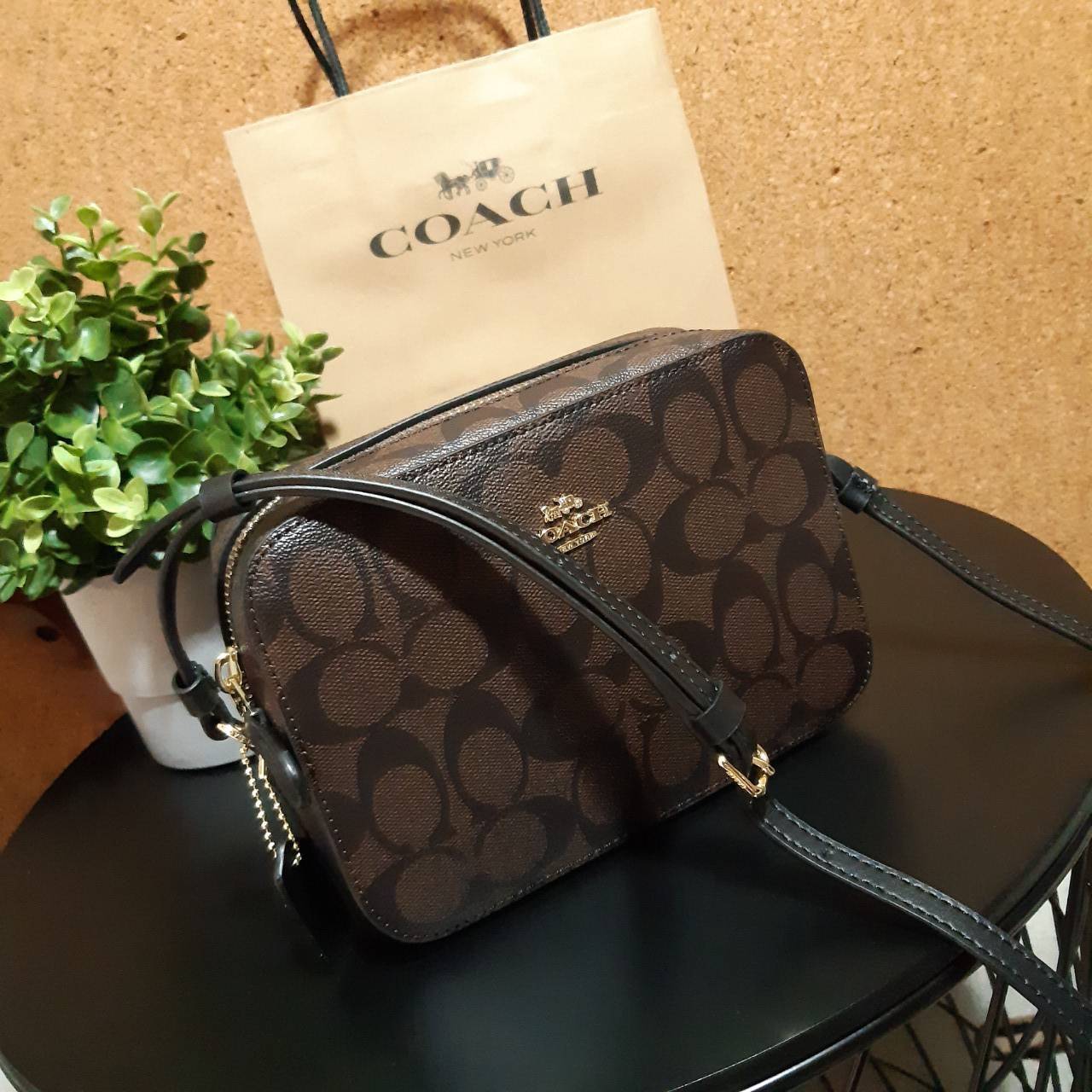 COACH 91677 MINI CAMERA BAG IN SIGNATURE CANVAS ขายดีที่สุด!! กระเป๋าสะพายข้างไซส์มินิ คลาสสิคอยู่ทรง อะไหล่ทองตัดดูหรู วัสดุหนังแคนวาสเคลือบลาย เปิด-ปิดด้วยซิป สายสะพายปรับได้ตามตัว ใบนี้แมทช์ได้ทุกลุค ใช้เป็น everyday bag ได้สบายๆเลยจ้า