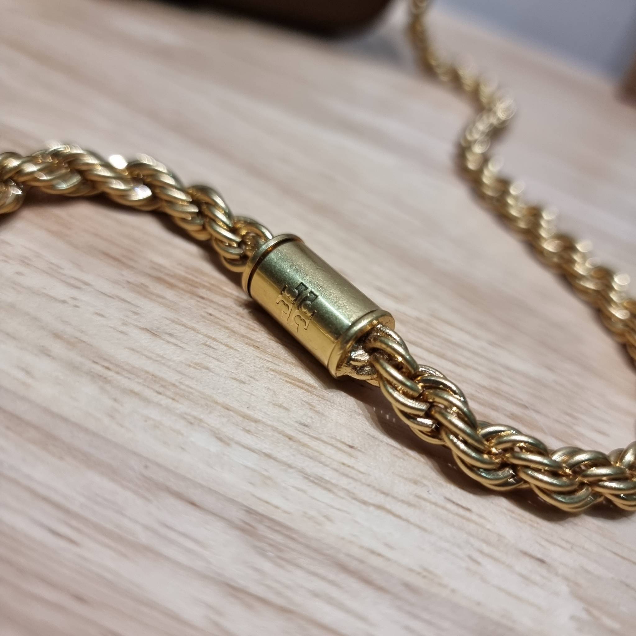 Tory Burch Bag / TORY BURCH ELEANOR SMALL CONVERTIBLE SHOULDER BAG ฮอตไอเท็ม รุ่นนี้ขายดีขายหมด สวยหรู คุณหนู ผู้ดี!! หายากมากแล้วน้า กระเป๋าสะพายข้าง ดีไซน์อยู่ทรง ขนาดกำลังสะดวกใช้ เปิด-ปิดด้วยแถบแม่เหล็ก