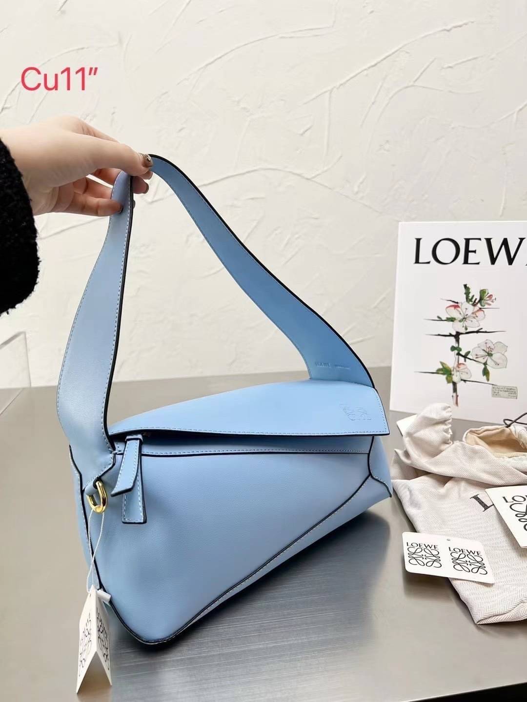 LOEWE Puzzle Hobo bag in nappa calfskin กระเป๋าสะพายไหล่มีความพิเศษในหลายด้าน ไม่ว่าจะเป็นรูปทรงที่แปลกใหม่ มินิมอลด้วยโลโก้อนาแกรมแบบประทับ ดูหรู เป็นกระเป๋า Unisex ที่ไม่ว่าคุณจะเป็นผู้หญิงหรือผู้ชายก็ใช้งานได้