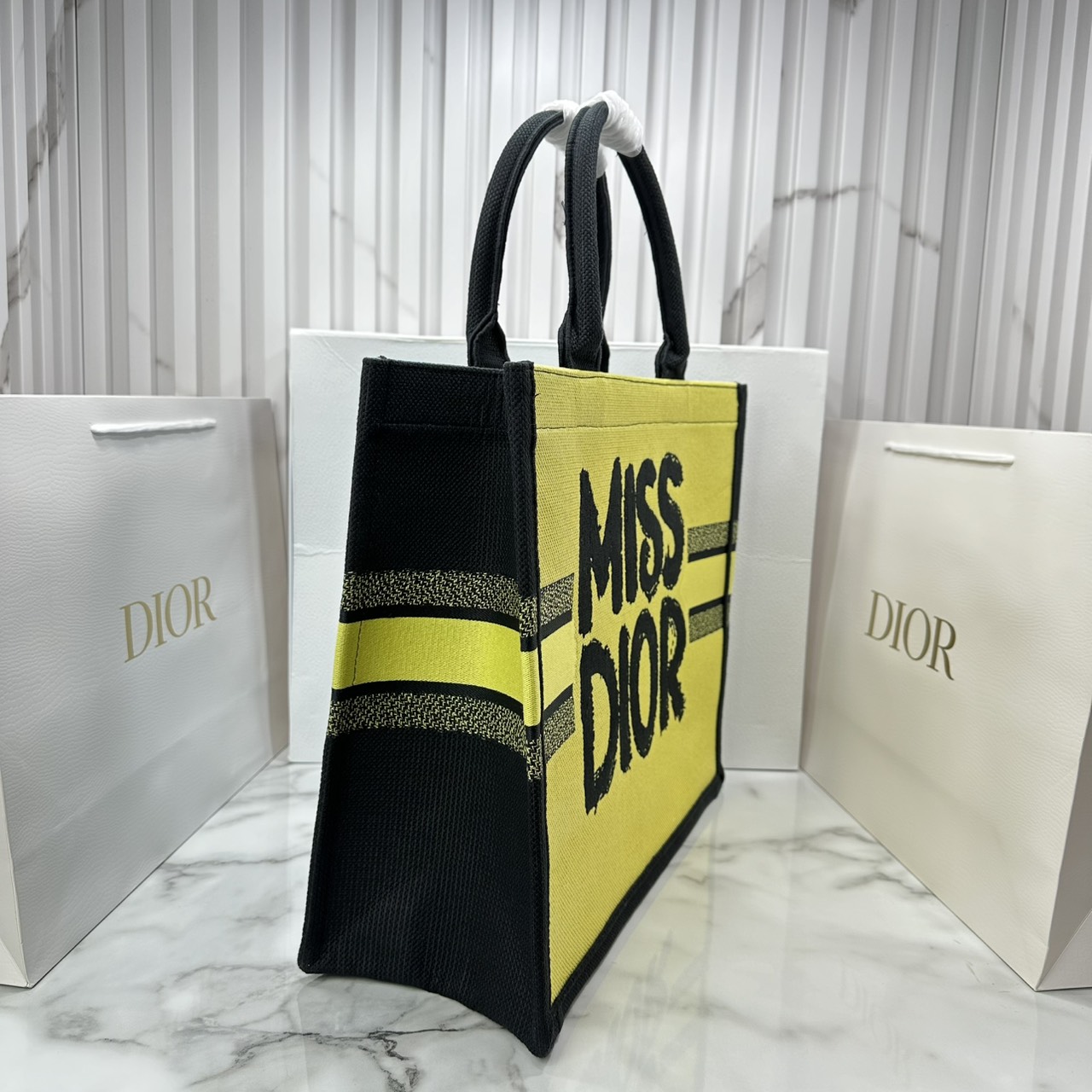 ORI หนังแท้ | ORI หนังแท้ | Dior BookTote Yellow-Blue Miss Dior Embroidery Tote Bag กระเป๋าทรงโท้ทคอลใหม่ โทนสีสดใสคลาสสิก สวยงามและหรูหรา