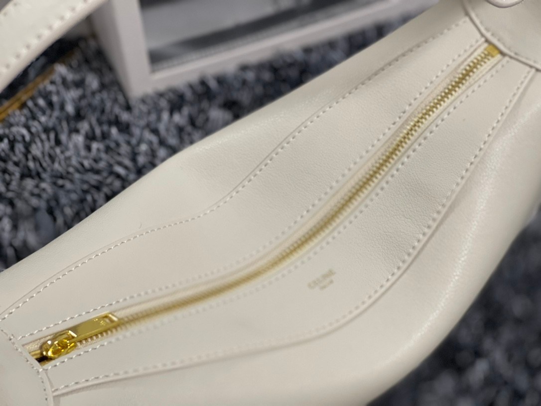 ทรงยอดฮิตที่สุด **หนังนิ่มมือมาก กับ CELINE ROMY VIP GIFT WITH PURCHASE (GWP) กระเป๋าสะพายไหล่ทรงเป็กเอกลักษณ์ เปิดปิดด้วยซิป จุของได้เยอะคะ Ipad mini เครื่องสำอางค์ เหมาะสำหรับสาวๆ มากคะด้วยน้ำหนักที่เบาและใช้ได้หลายลุค มาพร้อมสายสะพาย2แบบ(ถอดเปลี่ยนได้)