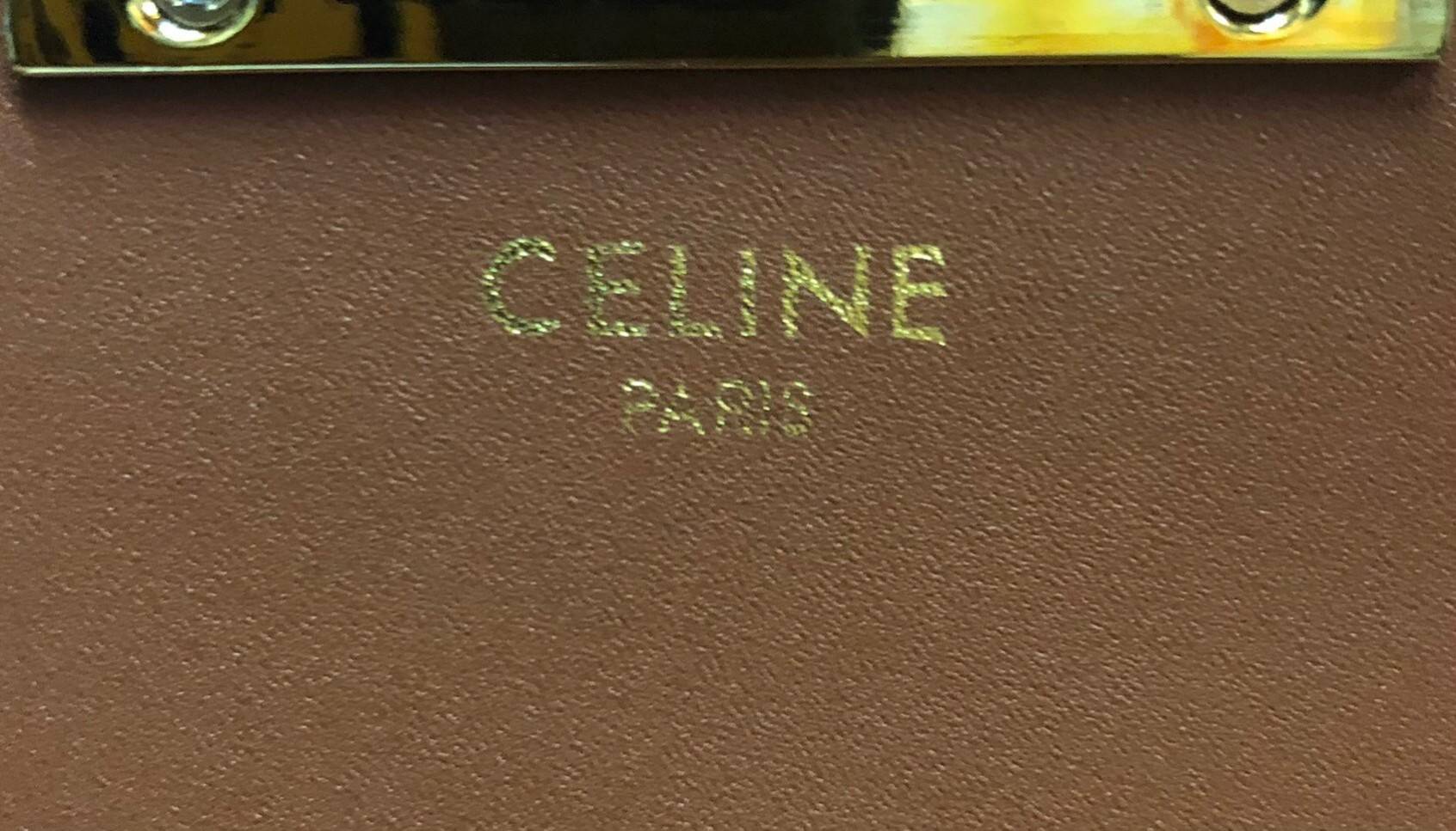 หนังแท้ CELINE TRIOMPHE CHAIN SHOULDER BAG INTRODUCING THE NEW CELINE BAG / CELINE CHAIN BAG TRIOMPHE IN SHINY CALFSKIN CELINE WOMEN WINTER 21 ก็ปังๆ ยาวๆ ไปเลยสิค่ะ งานหนังแท้ทั้งใบสวยหรู สวยมากกก เก๋มาก ต้องมีแล้วค่าา แบบใหม่ล่าสุด งานพึ่งเข้ามาน้อยน้าา