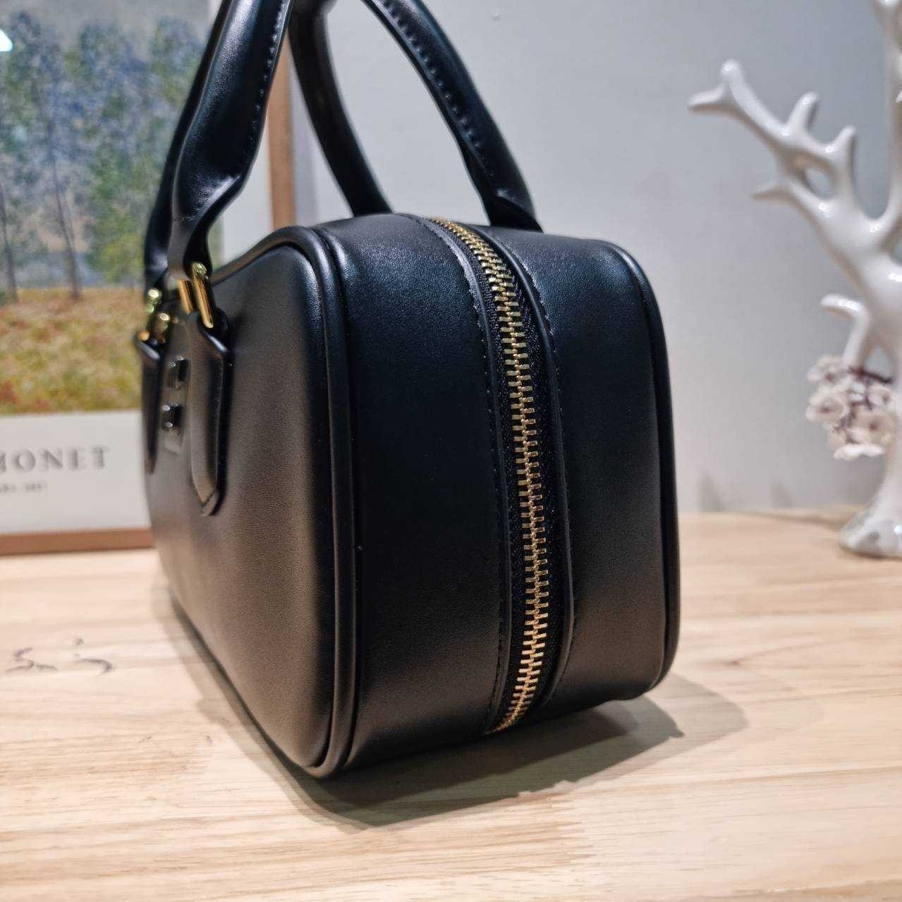 MIU MIU ARCADIE LEATHER BAG M, Geniş 27cm กระเป๋าถือ/สะพายสุดชิค น่ารักๆเก๋ๆ ดีไซน์เรียบแต่มากมีอยู่จริง สวยดูแพง