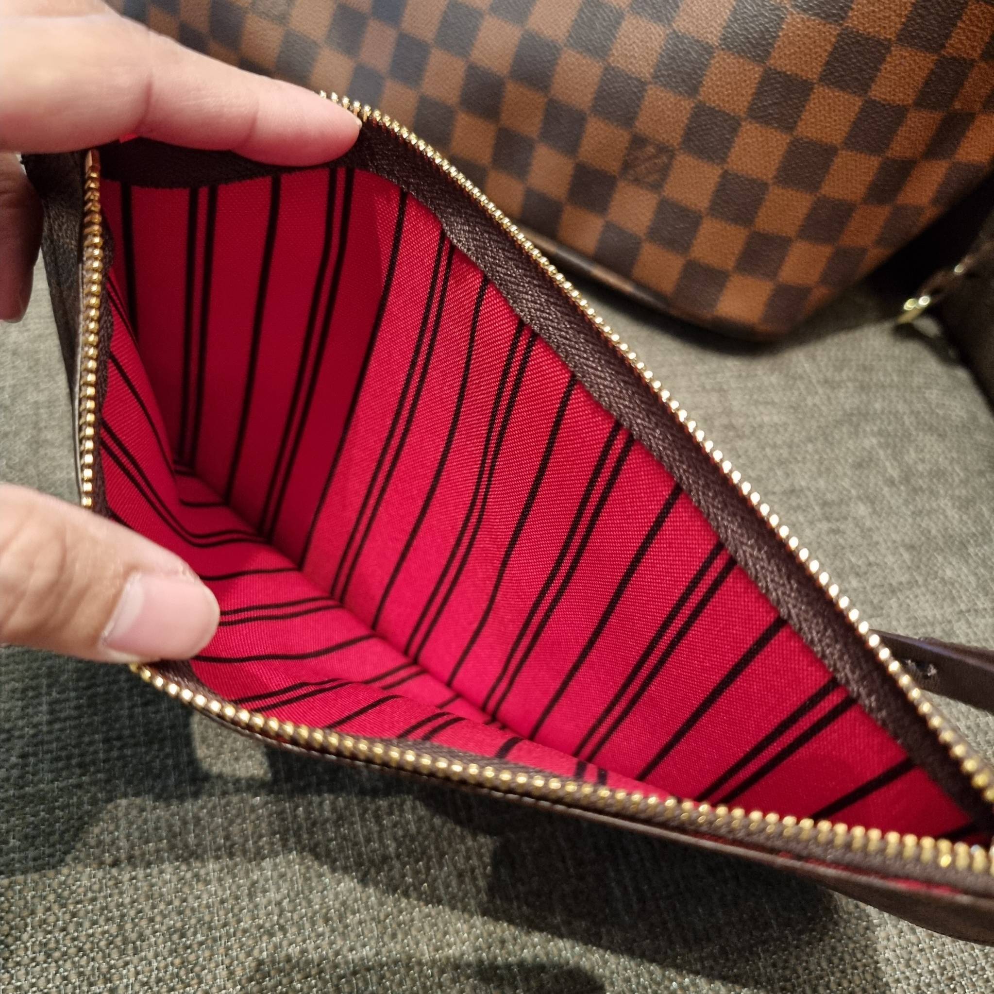 LV 2IN1 TOTE SET กระเป๋าสะพายไหล่ใบใหญ่ทรง tote มาพร้อมใบลูก คลาสสิคที่สุด เป็รอีกรุ่นที่มีคนใช้กันทั่วบ้านทั่วเมือง ฮิตแบบไม่ต้องพูดเยอะ วัสดุหนังแคนวาสปั๊มลายเต็มใบ ปากกระเป๋ามีหูเกี่ยว ด้านข้างมีหนังรูดเก็บทรงได้ ภายในโล่งกว้างมากๆ มีช่องซิปแยกให้ ใบเล