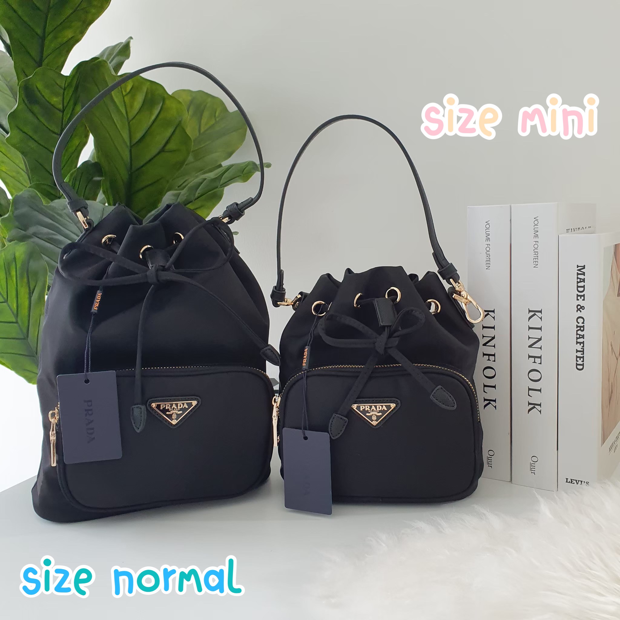 Size MINI : พร้อมส่งรุ่นขายดี!!! PRADA DRAWSTRING BAG WITH STRAP VIP GIFT WITH PURCHASE พรีเมี่ยมกิ๊ฟจากต่างประเทศรุ่น Limited วัสดุ Nylon & Polyester 100% เนื้อหนา ด้านหน้าประดับโลโก้ เปิดปิดแบบ Drawstring มาพร้อมสายสะพายให้ถึง2แบบทั้งสายสั้นและสายยาวปรั