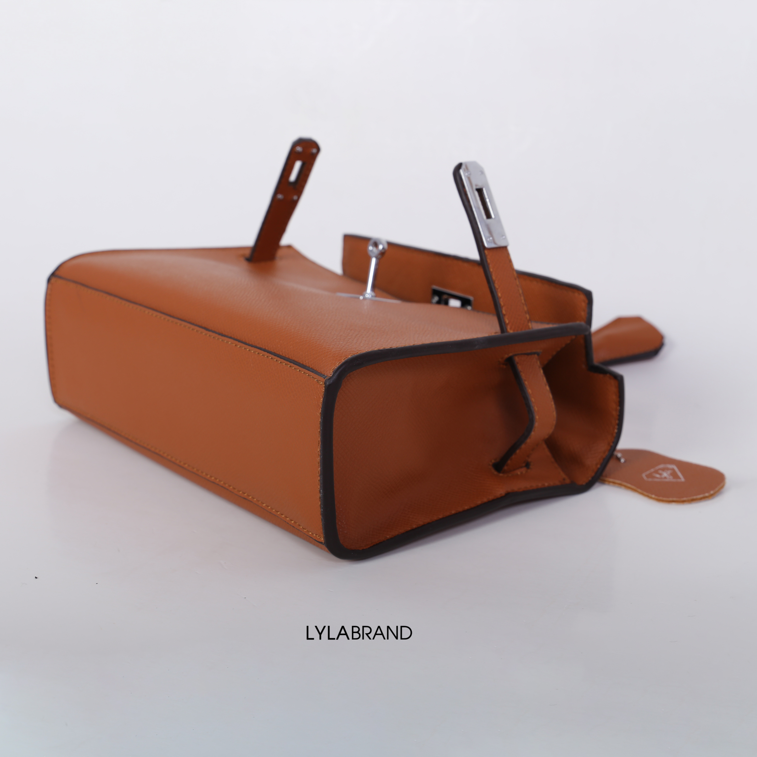 LYLABRAND🔔 KELLY MINI SIZE 22 CM / EPSOM PU TOP PREMIUM มาพร้อมสายหนังและสายโซ่คุณภาพดีสุดๆ ใบเล็กน่ารักพอดิบพอดีถือเป็นครัชออกงานได้ให้ลุคหรูสุด หรือจะใส่กับชุดทำงาน กางเกงยีนส์ ได้หมด ครบเลยค่ะ ให้ลุค ผู้ดีมากๆ ใส่ iphone plus ได้ทุกรุ่น มีสีให้