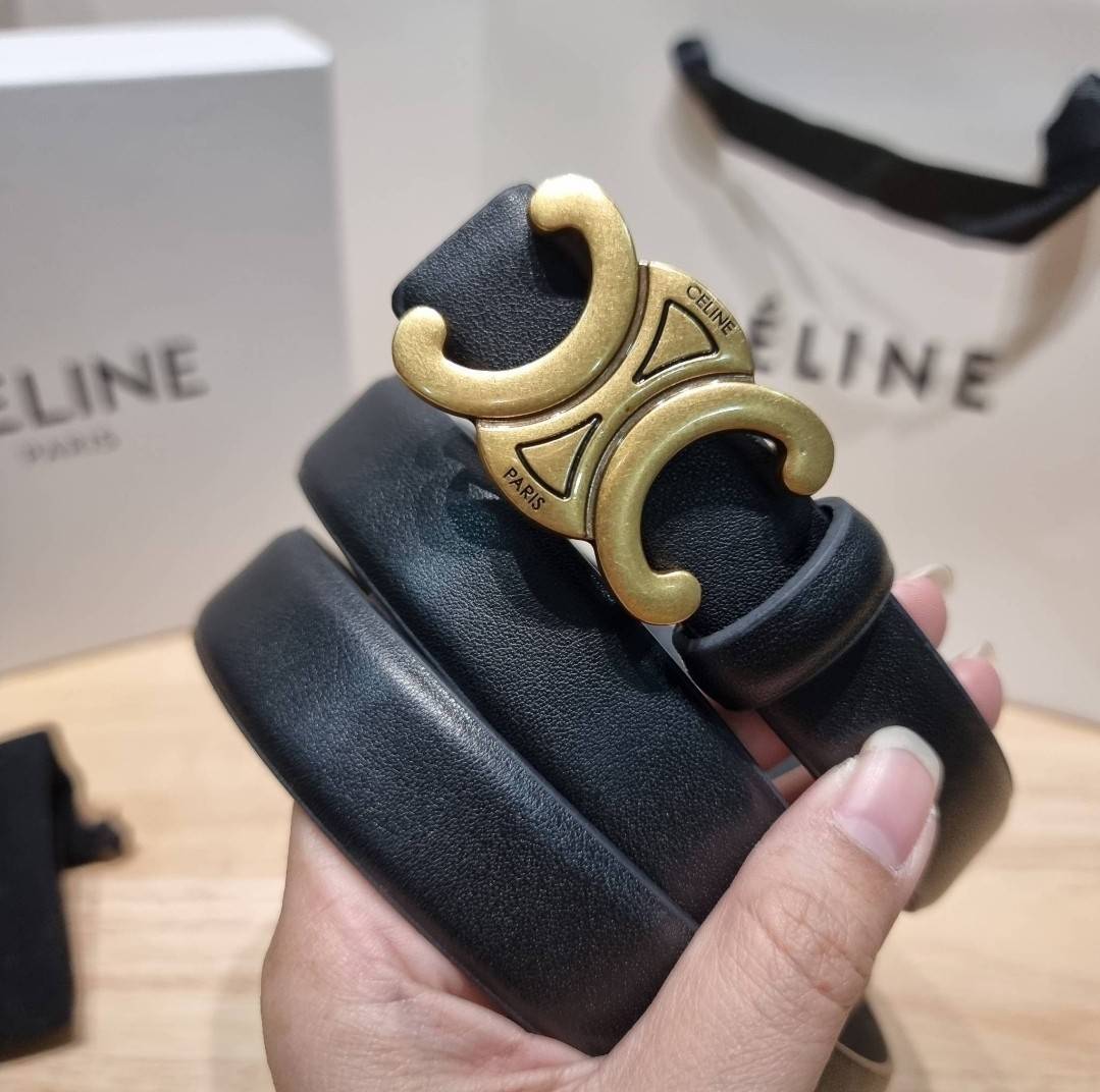 Celine belt with gift box set เข็มขัดซีลีนสุดคลาสสิค วินเทจ เรียบง่าย ผู้ดี เป็นซิกเนเจอร์ ด้วยดีไซน์อะไหล่สีทองวินเทจ ทำให้ใช้งานเป็น everyday use ได้เลย วัสดุหนังอย่างดี