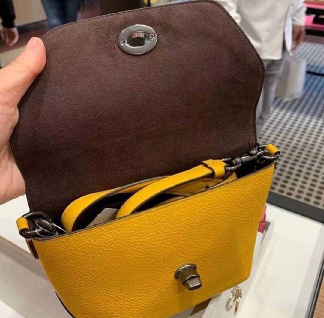 คอลเลคชั่นใหม่ ทั้งสวยทั้งคุณภาพค่ะ😘 COACH KARLEE CROSSBODY BAG 💐พร้อมส่ง ได้ไปไม่ผิดหวังแน่นอนค่ะ! สวยๆแบบคนดังระดับโลกกันค่าา กระเป๋าสะพายแบบครอสบอดี้ร์ หนังแท้นิ่มสวยงามมากๆค่ะ รูปทรงน่ารักกระทัดรัด เปิดปิดกระเป๋าแบบหมุนล็อค ภายในสามารถ