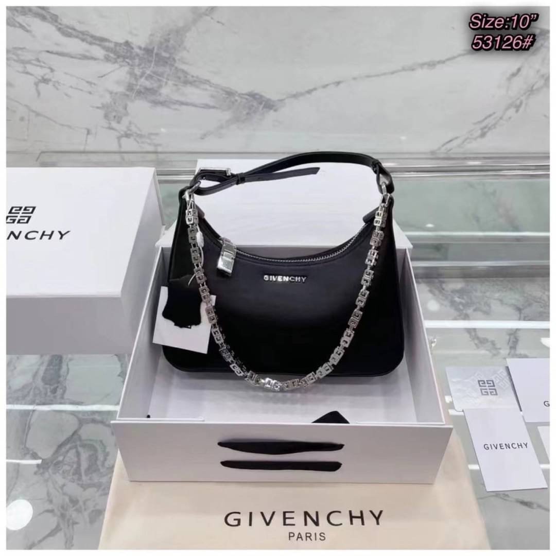 GIVENCHY SMALL MOON CUT OUT SHOULDER BAG 25cm พร้อมส่งที่ไทย กระเป๋าสะพายไหล่งานหนังเต็มใบ หน้าติดโลโก้แบรนด์มาพร้อมสายโซ่ งานสวยตามรูป อะไหล่เงิน สายสะพายปรับระดับได้ เกรดสวยหรู สาวๆ รีบจับจอง อย่าคิดนาน ราคานี้กับคุณภาพถือว่าคับแก้วมั๊กมากกกก