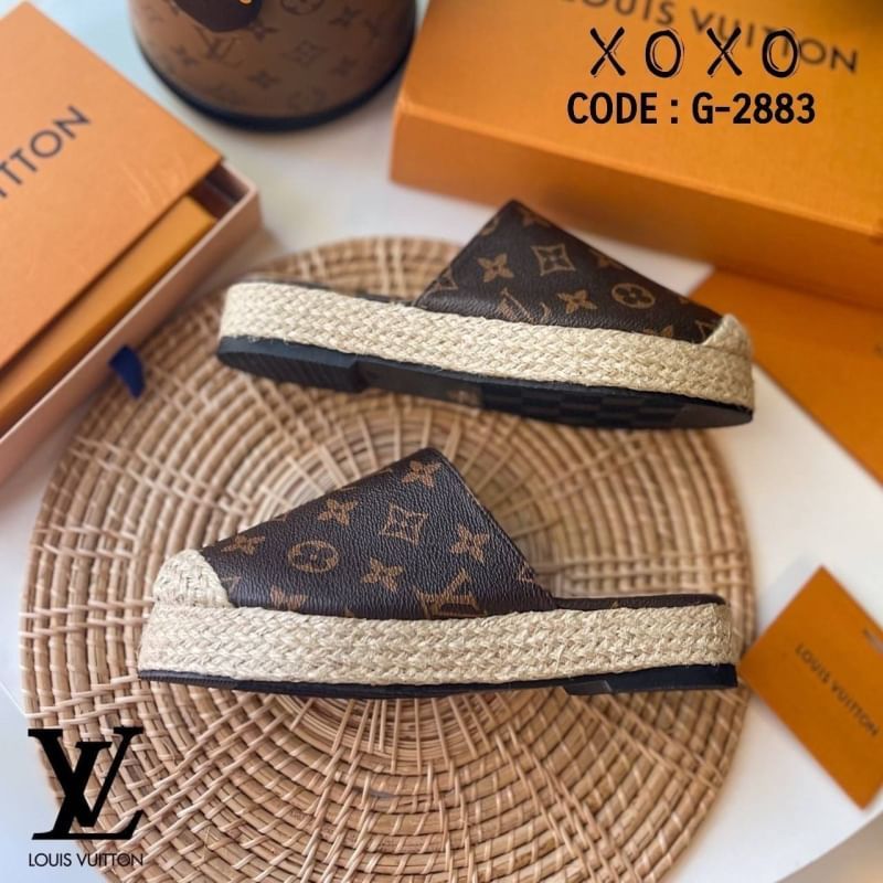 Louis Vuitton รองเท้างานสวม ส้นเสมอ มีส้นเล็กน้อย กำลังใส่สบาย ด้านหน้ากว้าง วัสดุหนังลายแบรนด์ แต่งปอหวายรอบส้น สวย เก๋ งานเรียบร้อย น้ำหนักเบา