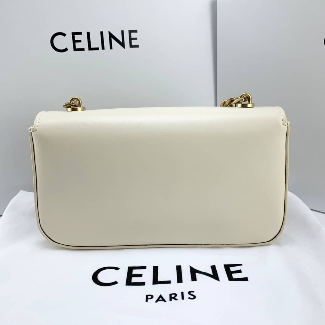 หนังแท้ CELINE CHAIN SHOULDER BAG CUIR TRIOMPHE IN SHINY CALFSKIN ANIS / CELINE TRIOMPHE SHOULDER BAG หนังแท้ทั้งใบสวยหรู แบบใหม่ล่าสุด โลโก้หนังคลาสิกที่สุดค่ะ จุของได้กำลังดี เหมาะกับสาวๆในวันที่อยากครอสบอดี้ชิลๆ ห้ามพลาดค่ะ!
