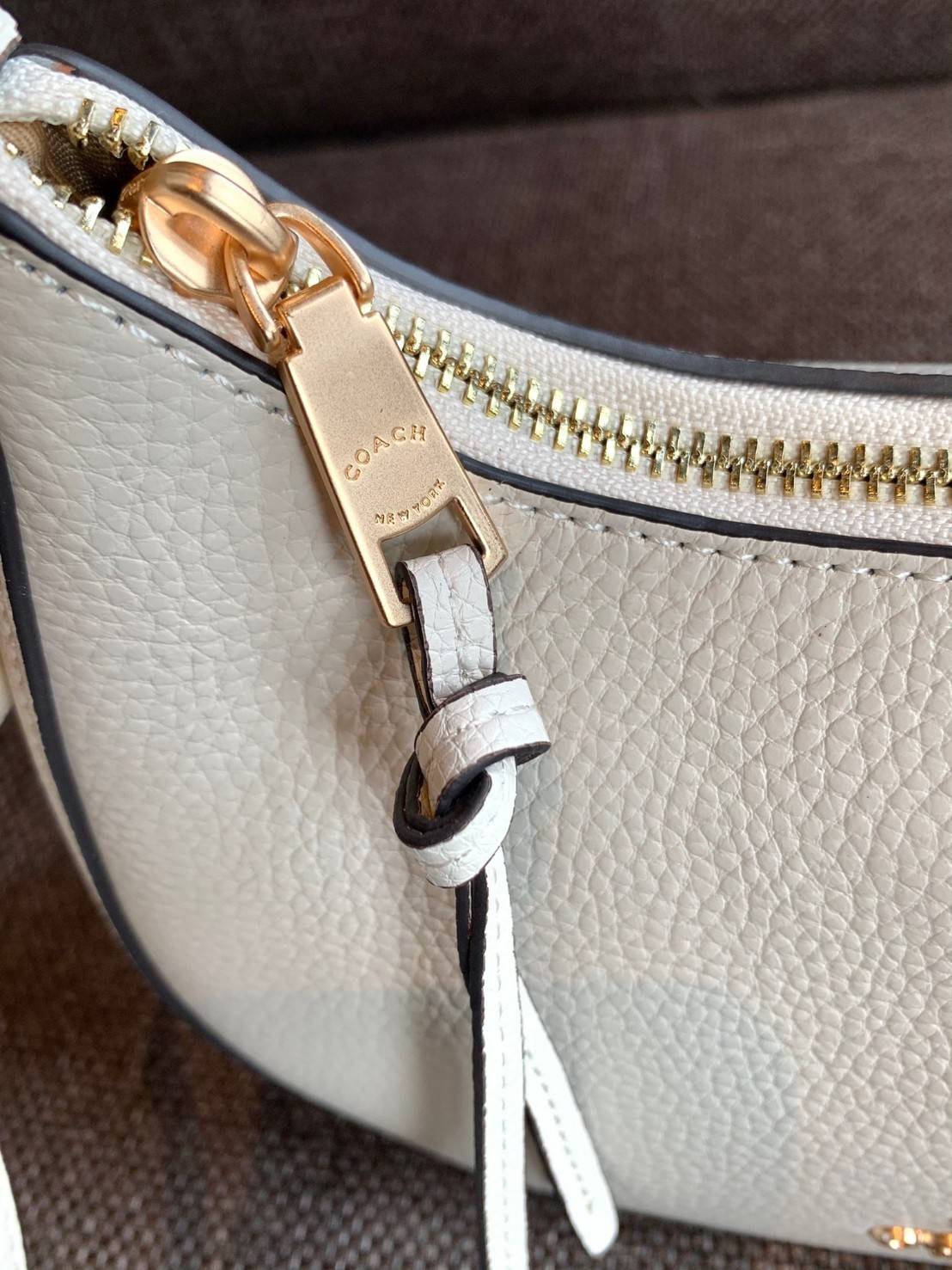 COACH KLEO HOBO BAG ((C7257//C6809//C6807)) พร้อมส่ง คุณภาพเกินเบอร์เลยจ้าา จำนวนจำกัด! กระเป๋าคล้องไหล่หรือสะพายข้างได้ Hobo รุ่นใหม่ล่าสุด ดีไซด์รูปทรงให้ดูเรียลขึ้น หนังแท้นิ่มสวย เปิดปิดกระเป๋าแบบซิปมีหนังห้อยลงมา ภายในกระเป๋าสามารถใส่กระเป๋าเงินใบยาว