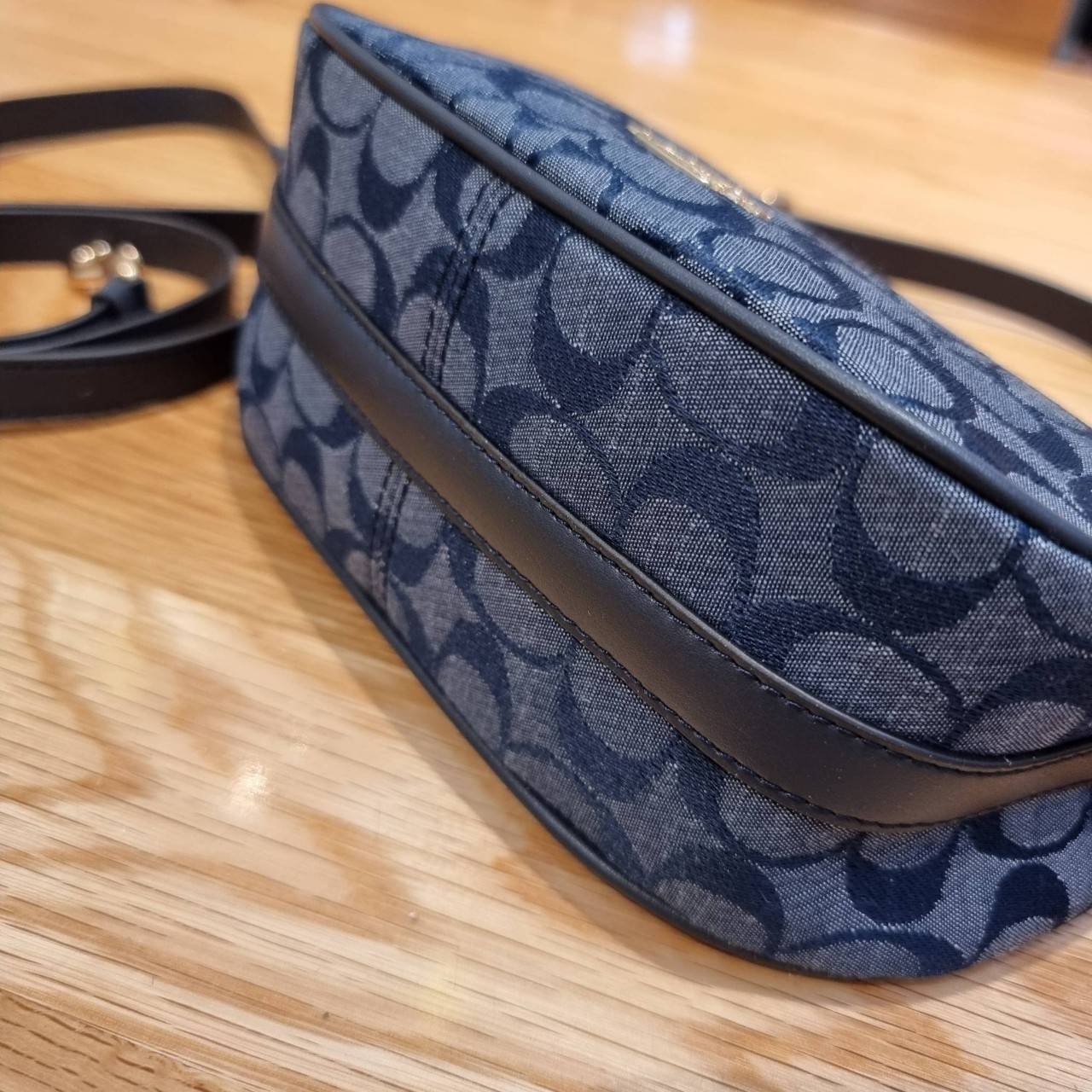 COACH C8163 KLEO HOBO IN SIGNATURE CHAMBRAY ใหม่ล่าสุด คอลเลคชั่นสุดคิ้วท์ ที่สาวๆต้องหลงรัก กระเป๋าสะพายทรงโฮโบ ที่ดีไซน์มาให้ปรับใช้งานได้หลากหลาย วัสดุผ้าแชมเบรย์ คมสวย รูดเปิด-ปิดด้วยซิป ภายในเป็นช่องโล่ง สายคล้องสามารถถอดออกใส่สายยาวสะพายข้างได้ หรือ