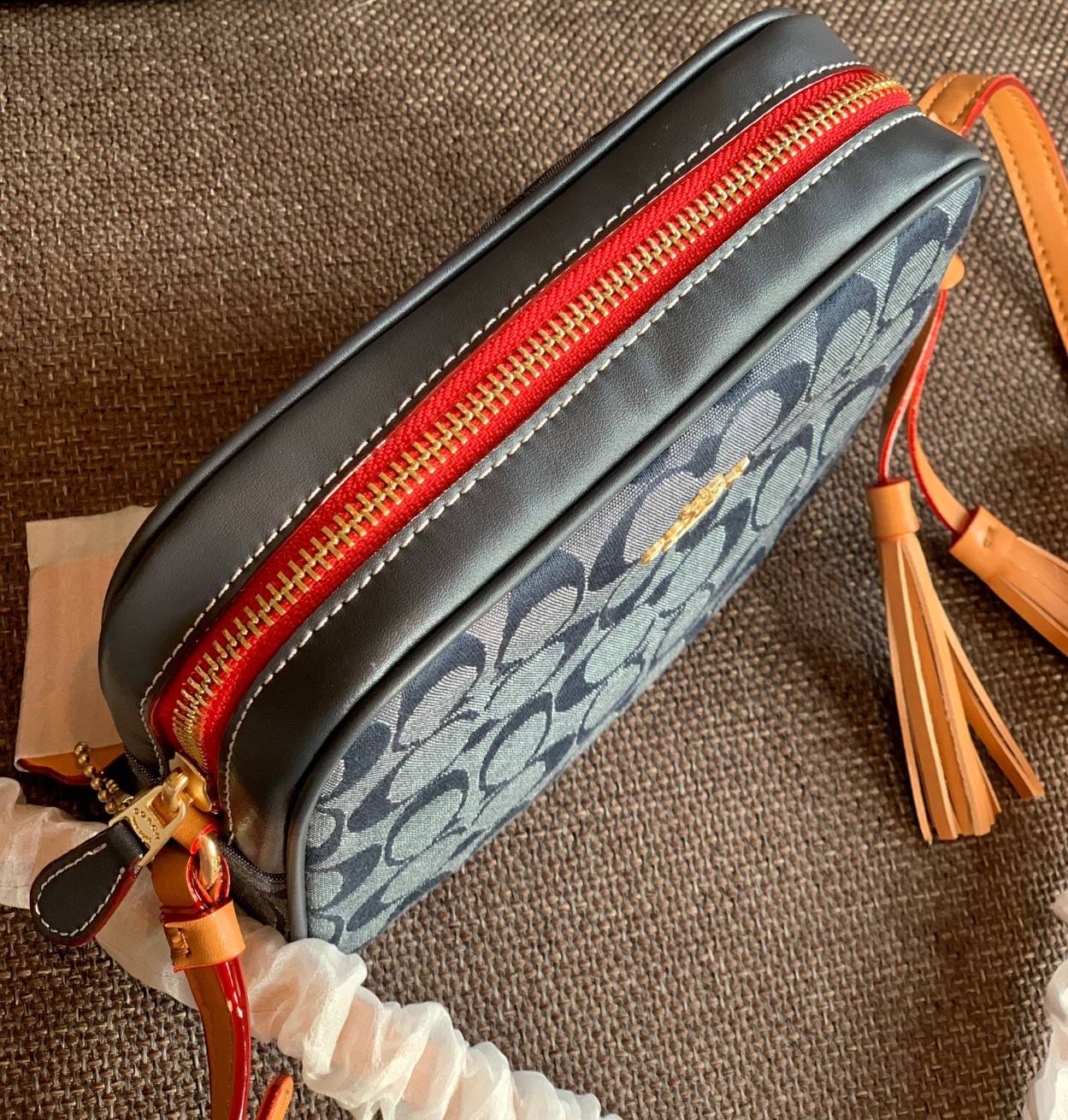 COACH MINI CAMERA IN SIGNATURE CHAMBRAY ((C8666)) 📣พร้อมส่งที่ไทย กับคอลเลคชั่นใหม่ล่าสุด ที่คุณต้องมี! กระเป๋าทรงกล่อง น้ำหนักเบา วัสดุผ้า Chambray ทอลายแบรนด์ตัดขอบหนังแท้ได้สวยงามค่ะ **ผ้าChambrayจะเหมาะกับหน้าร้อนนี้ได้ดีทีเดียวค่ะ**