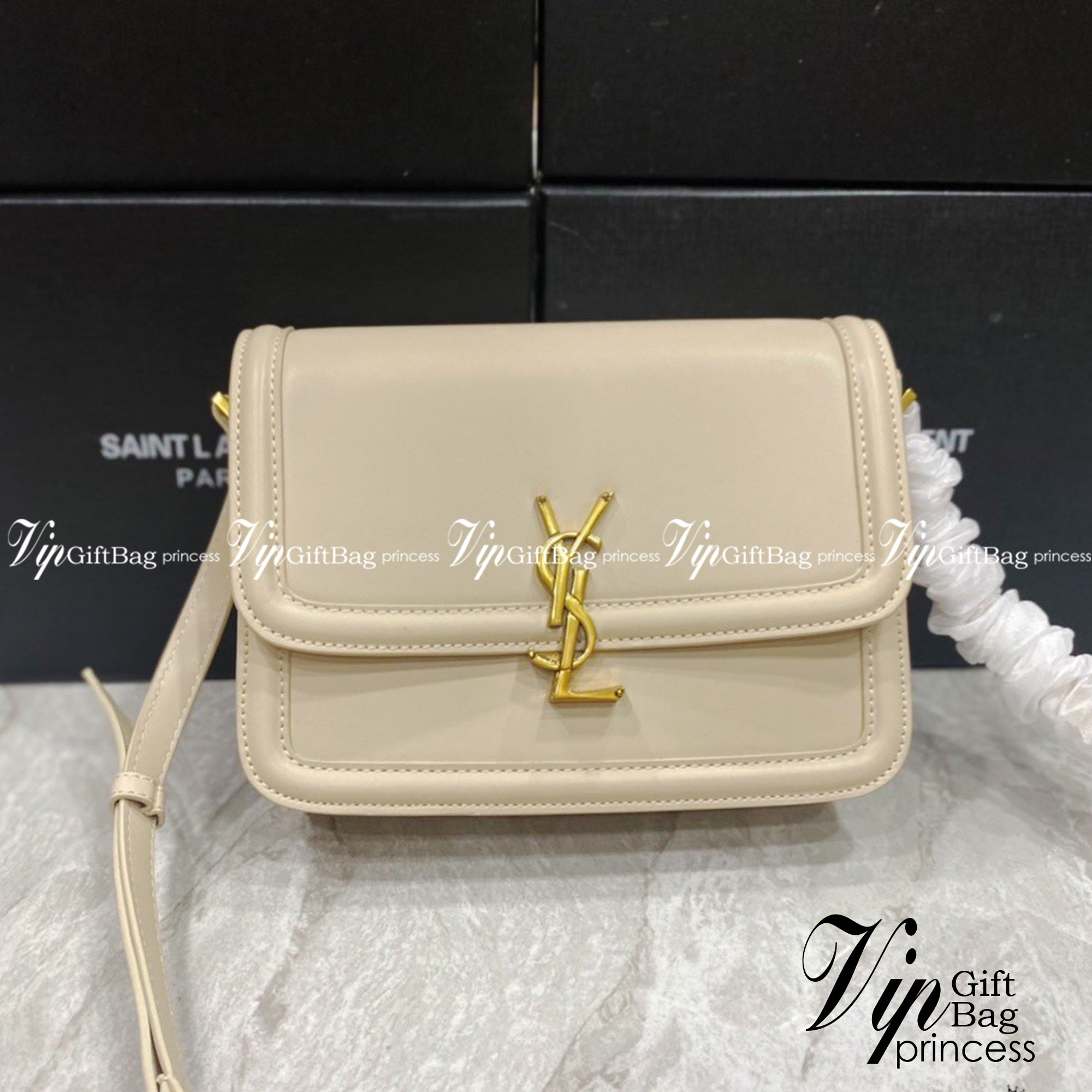 ไอเท็มขึ้นแท่น the best seller!! YSL SOLFERINO SATCHEL LEATHER / YSL crossbody bag กระเป๋าสะพายข้าง โลโก้โดดเด่น ดีเทลดูแพงด้วยตัวล็อค ใช้งานง่าย แน่นหนา งานหนังสวยเต็มใบ ภายในเป็นช่องโล่ง ใส่ของสำคัญได้เลยสบายๆ สายสะพายครอส ปรับใช้ได้ตามตัว ใบจริงสวยคม ร