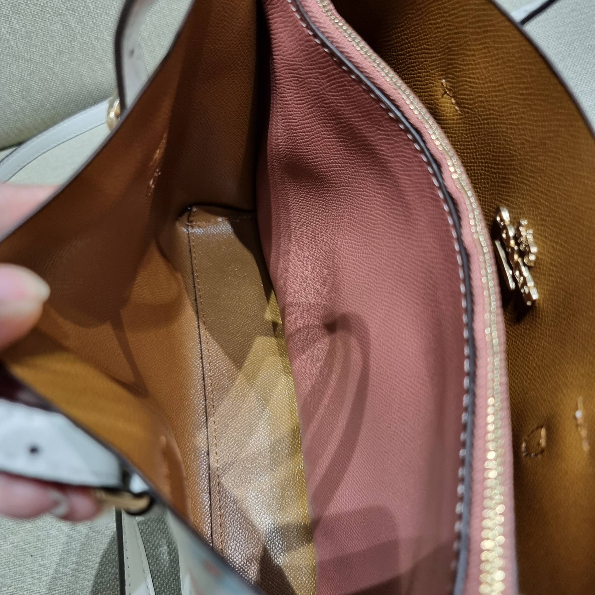 COACH C8612 MOLLIE TOTE 25 IN SIGNATURE CANVAS WITH MYSTICAL FLORAL PRINT คอลใหม่ล่าสุด ยังไม่เข้า shop ไทย สวยๆแบบไม่ต้องรอพรีฯให้ยาวนาน กับกระเป๋าโท้ทไซส์เล็กที่สาวๆต่างก็ต้องปักใจรัก สวยสมใจ ดีไซน์ลวดลายดอกไม้ คละเคล้าเต็มใบ ดูละมุน สดใส น่าใช้สุดๆ วัส