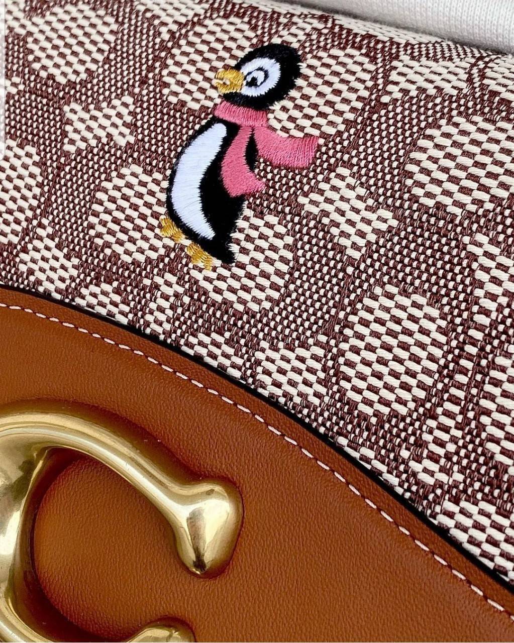 COACH STUDIO SHOULDER BAG IN SIGNATURE JACQUARD WITH PENGUIN MOTIF (C7935) กระเป๋าสะพาย ดีไซน์เฉียบ! สุดคลาสสิค ที่เป็นเอกลักษณ์เฉพาะตัว//วัสดุ JACQUARD พิมพ์ลาย SIGNATURE ผสมหนังแท้ รูปทรงสวย ดีเทลเรียบหรู เพิ่มดีไซน์โดดเด่น ด้วยการปักเย็บ รูปเพนกวินสุดน