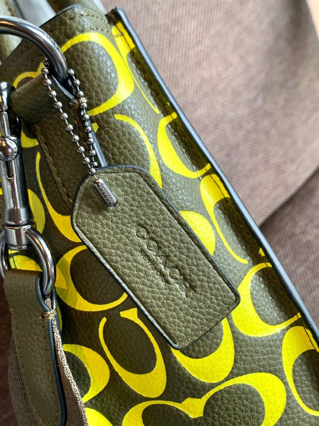 COACH COLORFUL GOTHAM TOTE SIGNATURE ((CA814)) รุ่นนี้ใช้ได้ทั้งผู้ชายและผู้หญิง ขนาดกลางๆกำลังสวยเลยค่ะ ใหม่ล่าสุด ก่อนใคร! กับกระเป๋าที่รังสรรค์สีออกมาได้สดใส เรียกได้ว่าจัดเต็มในเรื่องสีมีเดียวค่ะ หนังแท้ ลายหนังสวย บวกกับโลโก้แบรนด์ทั้งใบที่ลงลายสีได้