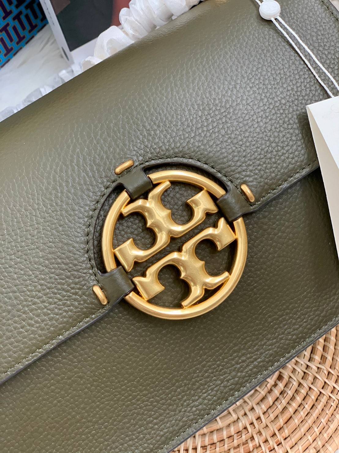 สวยจริงไม่จกตาจ้าา😘 TORY BURCH MILLER SHOULDER BAG BRAIDED STRAP LARGE ((81668)) พร้อมส่งที่ไทย! กระเป๋าหิ้วและสะพายไหล่ได้ในตัว หนังแท้ลายหนังสวยมากๆค่ะ ด้านหน้ามีอะไหล่โลโกแบรนด์ หรู สะพุดตาทีเดียว เปิดปิดกระเป๋าแบบฝาปิด ภายในมีช่องหลักใส่ของ2ช่