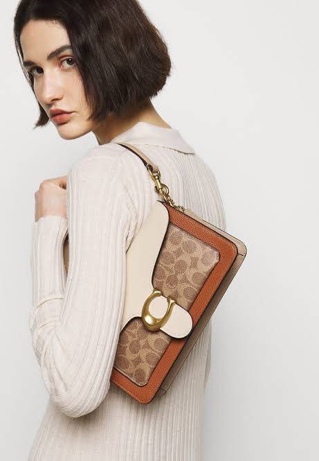 COACH TABBY SHOULDER BAG 26 IN SIGNATURE CANVAS WITH BEADCHAIN (6793,91215) กระเป๋าสะพายไหล่ ดีไซน์วินเทจย้อนยุค สวยคมชัด คลาสสิคใช้ได้ทุกลุค วัสดุหนังแท้สลับหนังแคนวาสเคลือบลาย เปิด-ปิดด้วยแม่เหล็กในตัว รับรองแน่นหนา ด้านหลังมีช่องแยก ภายในเป็นช่องโล่ง ข