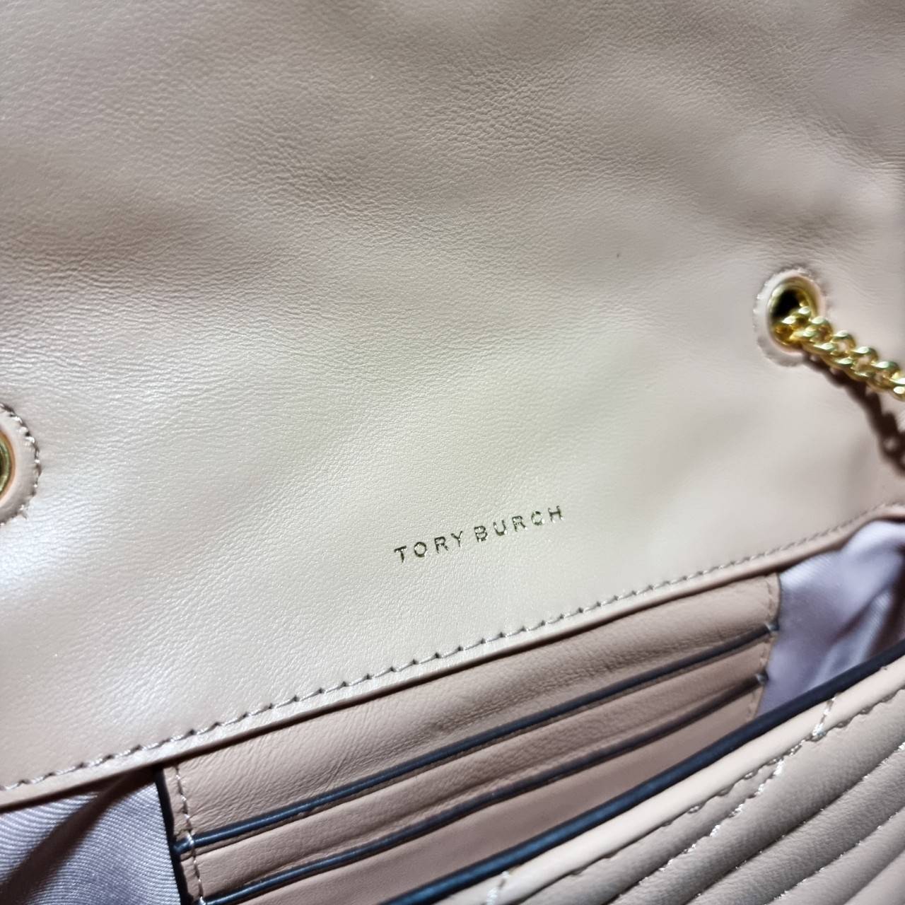 TORY BURCH KIRA CHEVRON EMBELLISHED LOGO MINI BAG ตามคำเรียกร้องจ้า!! ไซส์มินิ สะดวกใช้ พกพาง่าย สไตล์คุณหนู!! กระเป๋าสะพายข้าง ดีไซน์ทรงคลาสสิค โดดเด่นด้วยโลโก้ดีไซน์ประดับเม็ดสี เพิ่มมูลค่าและดึงดูดสายตามากขึ้น วัสดุหนังแกะ สัมผัสนิ่มมือ เปิด-ปิดด้วยกระ