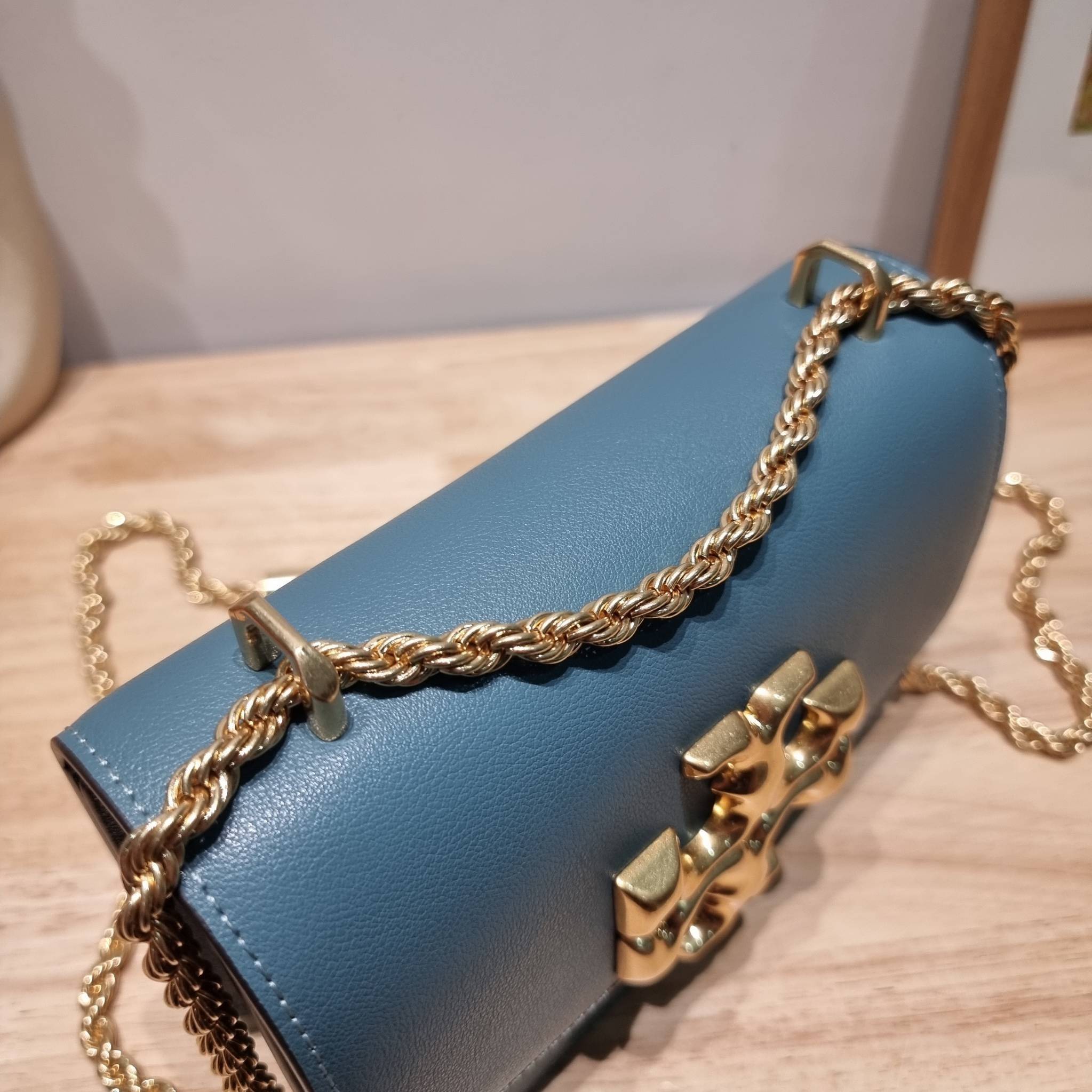 Tory Burch Bag / TORY BURCH ELEANOR SMALL CONVERTIBLE SHOULDER BAG ฮอตไอเท็ม รุ่นนี้ขายดีขายหมด สวยหรู คุณหนู ผู้ดี!! หายากมากแล้วน้า กระเป๋าสะพายข้าง ดีไซน์อยู่ทรง ขนาดกำลังสะดวกใช้