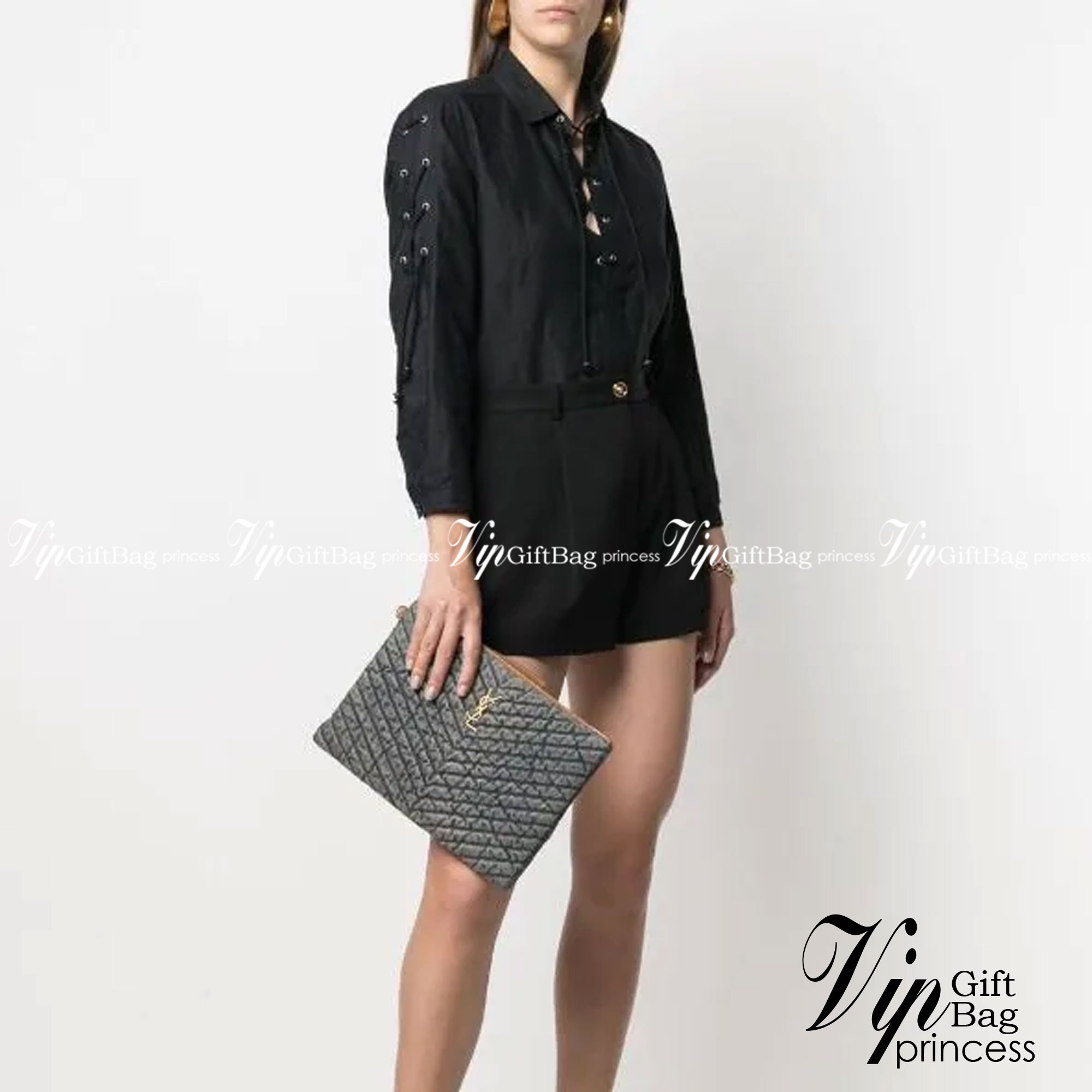 Saint Laurent Monogram quilted denim tablet pouch / YSL denim tablet pouch กระเป๋าทรงพอชดีไซน์ใหม่ ใช้งานง่าย สะดวก กะทัดรัด พกแท็บเล็ตติดตัวไปด้วยในกระเป๋าโมโนแกรมนี้ โดดเด่นด้วยเอฟเฟกต์แบบวินเทจและการเย็บตะเข็บแบบควิลท์ เป็นรุ่น unisex ใช้ไดทั้งหญิงชาย 