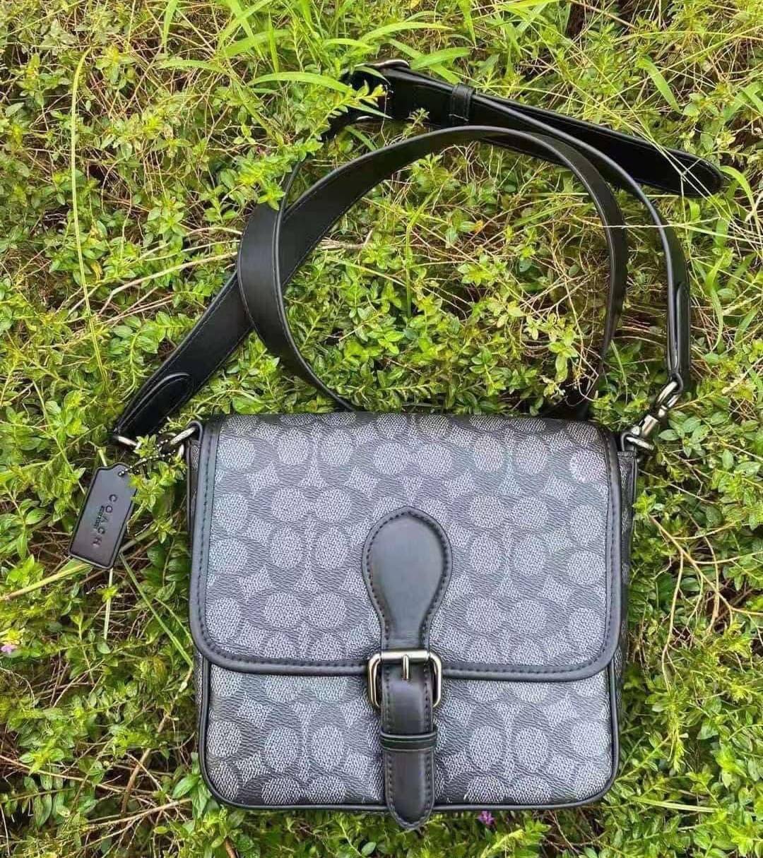 Coach Frankie Crossbody In Signature Canvas Leather Bag Sling CD877 กระเป๋าสไตล์แฮนด์ฟรีที่จัดระเบียบอย่างดีสำหรับการเดินทางหรือที่ทำงาน Frankie Crossbody ขนาดกะทัดรัดถือทุกสิ่งที่จำเป็นด้วยพื้นที่สำหรับโทรศัพท์ กระเป๋าสตางค์ กุญแจและอีกมากมาย ผลิตจากผ้าแ