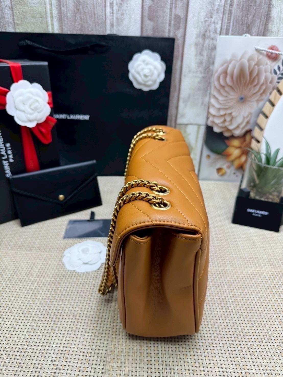 ORI หนังแท้ | 28cm YSL LOULOU medium in MATELASSÉ กระเป๋าสะพายสายโซ่าีทองหรูหรา งานหนังแท้เนื้อนุ่มตะเข็บเย็บลายเชฟรอนสวยหรูโดดเด่นเป็นเอกลักษณ์ 🤍 เกรดออริจินอล หนังแท้