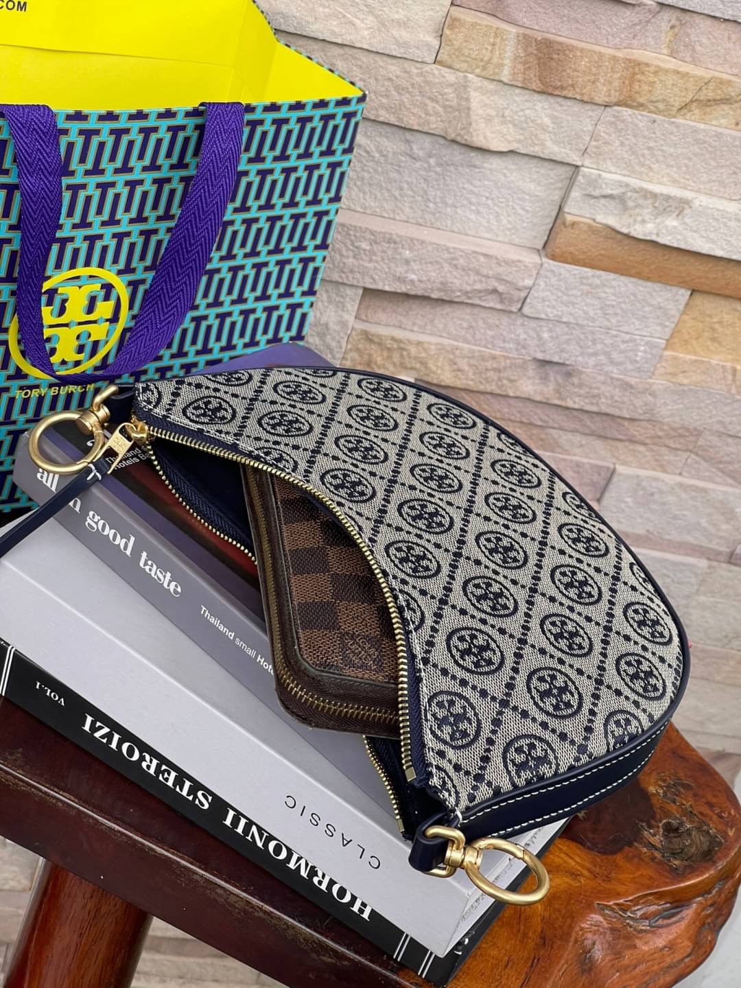 ของแท้ 💯% Tory Burch T monogram jacquard Mini Hobo Bag กระเป๋าลวดลาย T Monogram ใบนี้มาในรูปแบบกระเป๋าทรง Hobo Bag มีความแตกต่างจากกระเป๋าทรงอื่นๆ