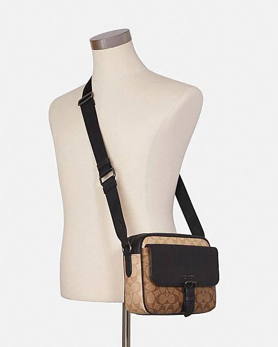 COACH C6080 HUDSON CROSSBODY IN BLOCKED SIGNATURE CANVAS ยกความคูลมาให้หนุ่มๆถึงที่!! ไอเท็มเด็ดหายาก กระเป๋าสะพายข้างดีไซน์ตัดสี เท่ไม่ซ้ำ วัสดุหนังแคนวาสสลับหนัง pepble ทนทาน ใช้งานง่าย ด้วยฝาปิดแบบกระดุมแม่เหล็กด้านหน้า และซิปที่ช่องหลัก ใช้ของได้เลยแบ