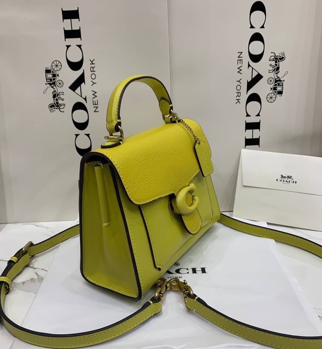COACH TABBY TOP HANDLE 20 พร้อมส่งที่ไทยค่ะ! กระเป๋าหิ้ว//สะพายข้างได้ หนังแท้อย่างดี กหนึ่งใบทำหนังสองลายได้อย่างสวยงาม พร้อมโลโก้รุ่นใหม่ล่าสุดดูดีมากๆค่ะ เปิดปิดกระเป๋าแบบกดล็อค ภายในมีช่องหลักสองช่อง ใส่มือถือได้ทุกรุ่น;กระเป๋าเงินใบกลางได้;ของจำเป็นจ