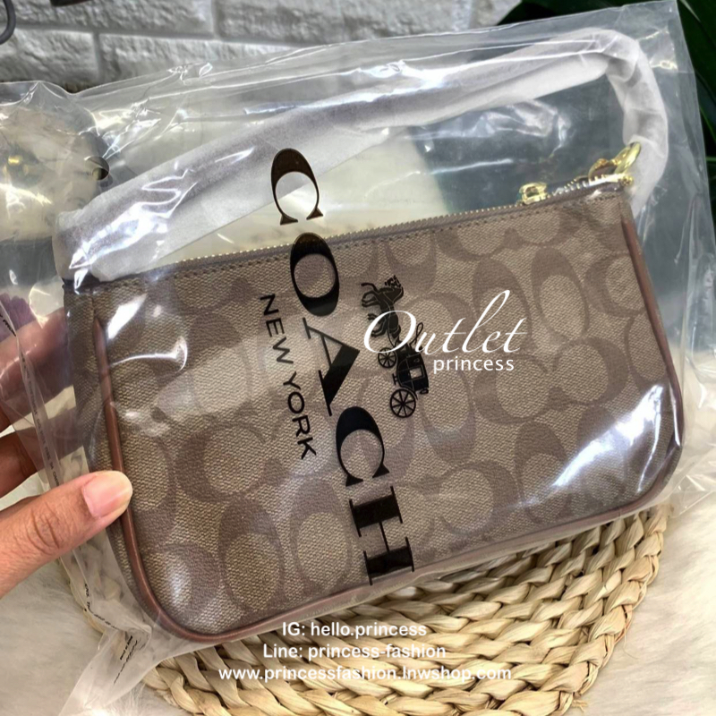 Coach signature crossbody bag กระเป๋าสะพาย size mini วัสดุ pu. ลาย signature เปิดปิดด้วยซิป ด้านในโล่ง ใส่ wallet ยาว, มือถือได้ทุกรุ่น ด้านหลังสกรีนลายน่ารัก พร้อมสายสะพาย 2 เส้น แบบสั้นสะพายไหล่ และแบบยาว crossbody ถอด ปรับได้ค่ะ