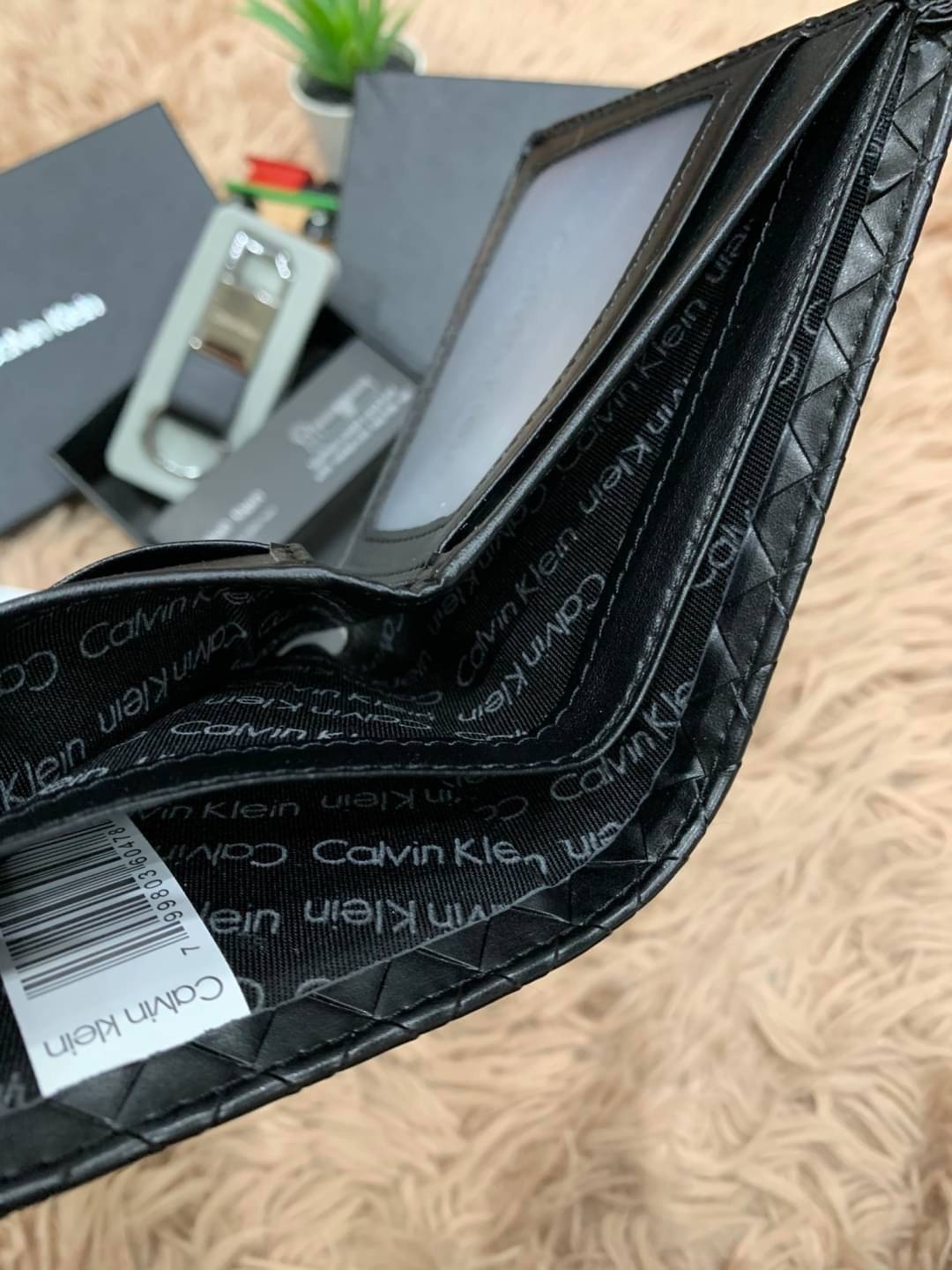 ของแท้ 💯% 】CALVIN KLEIN SHORT WALLET & KEY CHAIN SET เซ็ทสุดคุ้มกับอีกหนึ่งคอลเลคชั่นสำหรับคุณผู้ชาย ในเซ็ทประกอบไปด้วยกระเป๋าสตางค์ทรงสั้น ใช้งานง่าย