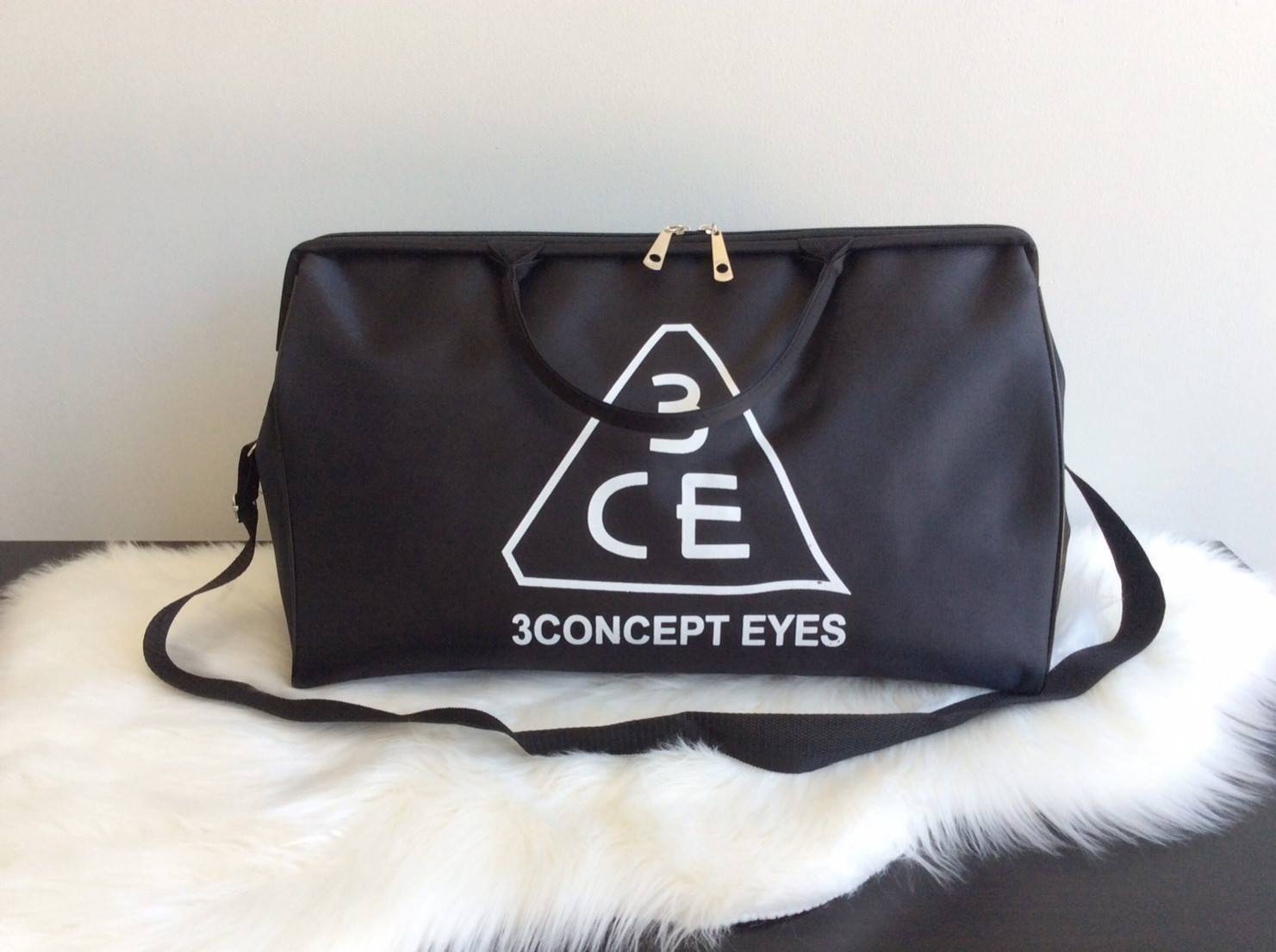 Don't Miss! กระเป๋าเดินทางแบรนด์ดัง 3CE ของแท้จากเกาหลีวัสดุ NYLON เนื้อหนาสีดำสกรีนโลโก้ 3CE ด้านหน้า หูหิ้วหนังแข็งแรงสะพายไหล่ได้ ใบใหญ่จุใจใส่เสื้อผ้า รองเท้าของใช้ได้เยอะ น้ำหนักเบา ดูแลรักษาทำความสะอาดง่าย เปิดปิดด้วยซิปสะดวกใช้ ภายในมีช่องเล็ก