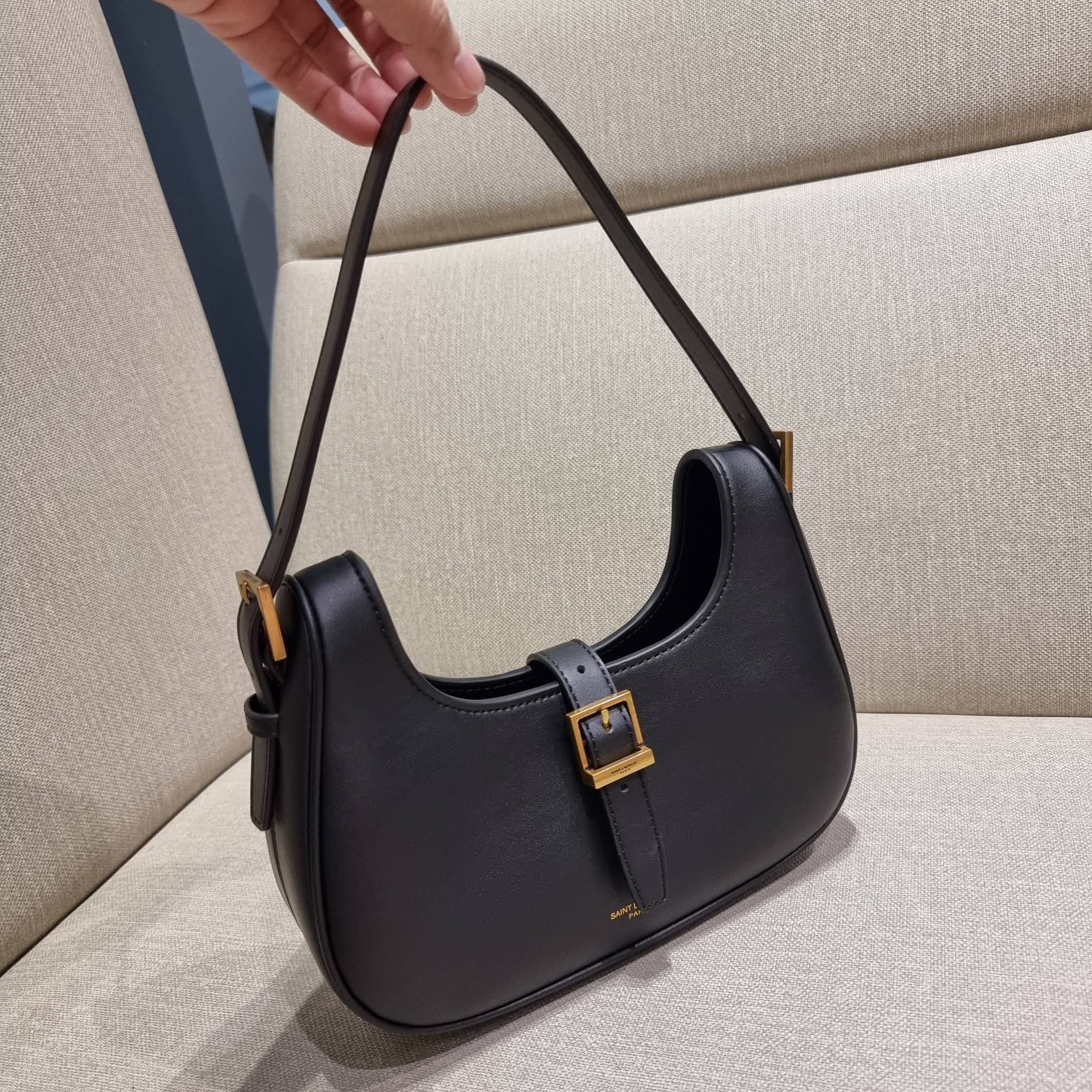 Yves Saint laurent le fermoir hobo bag in shiny leather / YSL hobo bag กระเป๋าสะพายไหล่ ดีเทลหรู สวยครบทุกมุม ตอบโจทย์สาวๆทุกไลฟ์สไตล์ เพราะใช้งานได้ง่ายและสะดวก vip พรีเมี่ยมกิ๊ฟจาก dytyfree วัสดุหนังวัวแท้เต็มใบ สัมผัสดีงามมากๆ น้ำหนักเบา ดูแพงที่สุด ปา