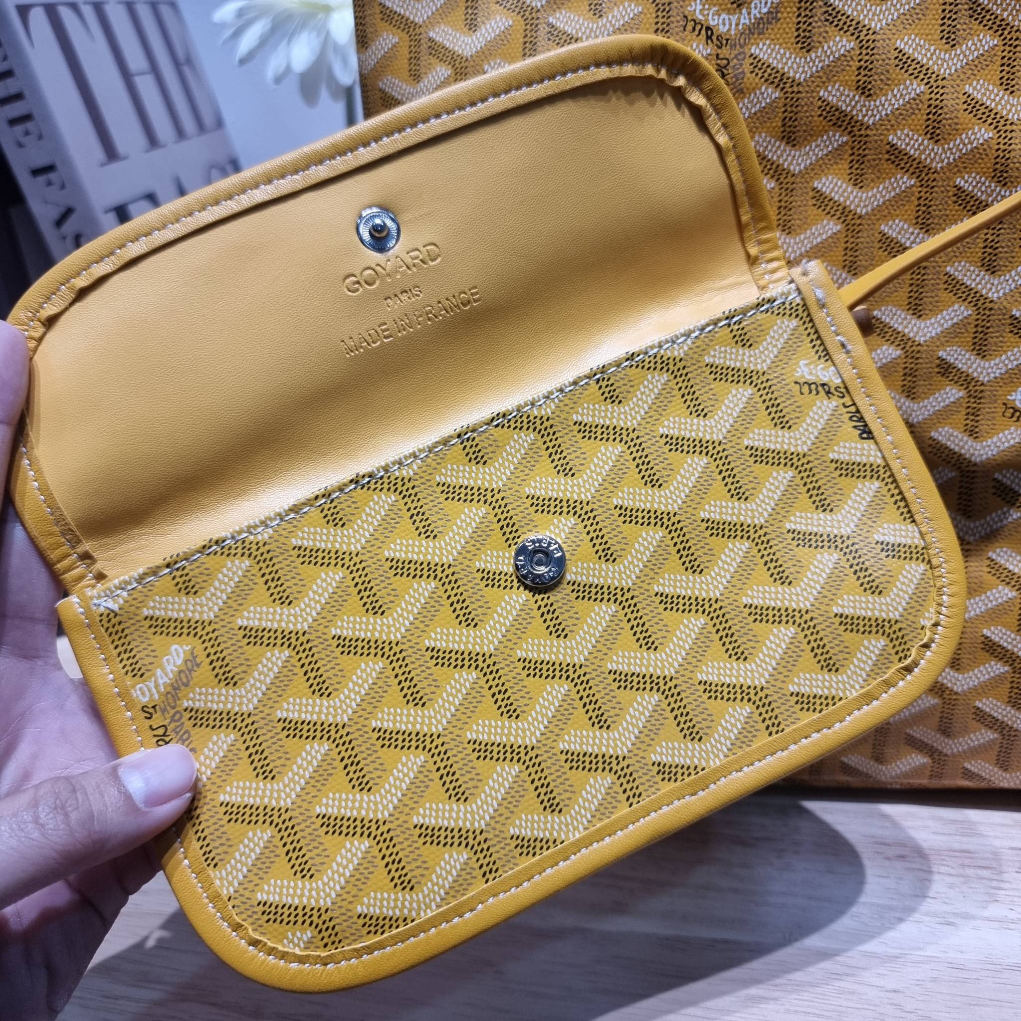 GOYARD BOHEME HOBO BAG / GOYARD HOBO กระเป๋าสะพายทรงโฮโบ ใบใหญ่จุใจ!! มาครบสีขายดี เลิศทุกสี รูปทรงคลาสสิค ดีไซน์เป็นเอกลักษณ์ วัสดุหนังแคนวาสพิมพ์ลายสวยคม ปากกระเป๋ามีซิปเปิด-ปิดกันของหล่นได้ ภายในโล่งกว้างมาก มาพร้อมสายคล้องในตัว ทนทาน สะพายสวยๆได้ทุกวั