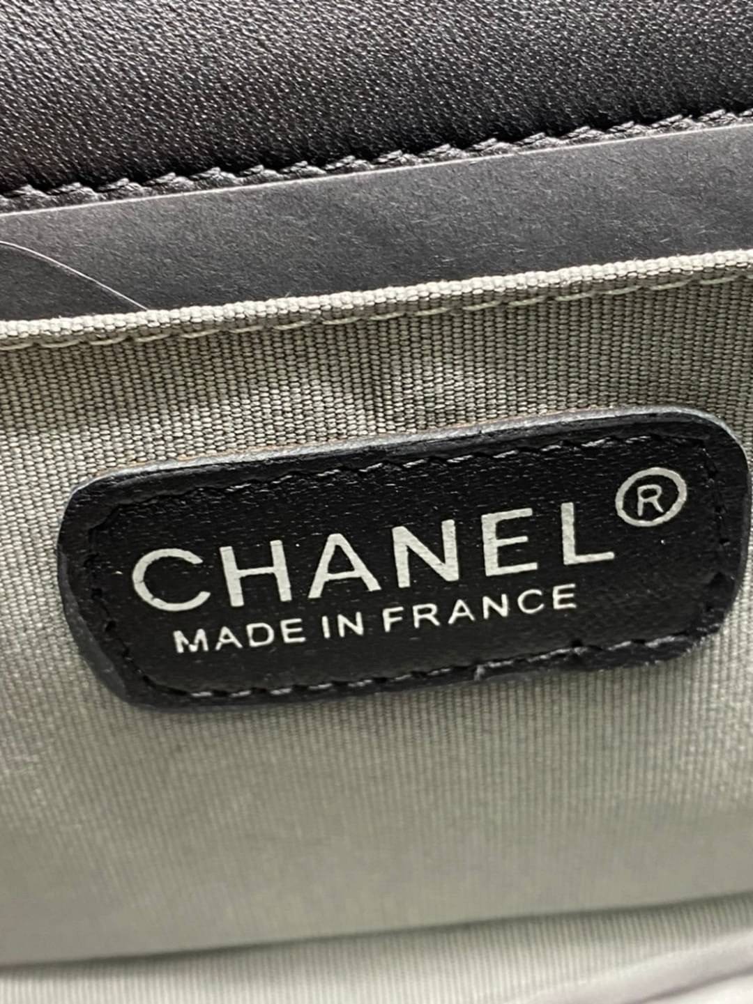 หนังแท้ CHANEL BOY 10" หนังเรียบ อะไหล่เงิน/ทอง พร้อมส่งที่ไทย หนังลูกวัวแท้ อะไหล่โลหะสีรูทีเนียม สวยคลาสสิกทุกยุคสมัย เกรดออริจินอล 1:1 ภาพสินค้าถ่ายจากงานขายจริง ใช้งานต่างประเทศได้