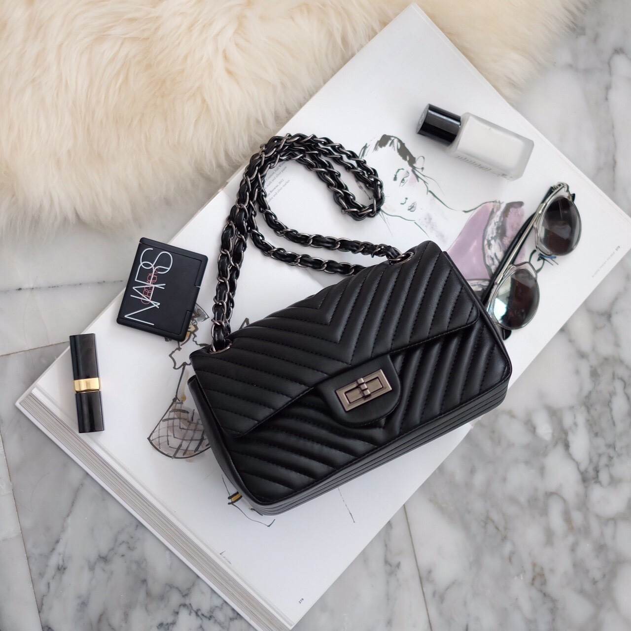 นยอดฮิต มี Size 8” เข้าใหม่ค่า (อะไหล่เทารมควัน) แต่งกับลุค casual กางเกงยีนส์ รองเท้าผ้าใบ แมทช์มากค่า • KEEP shoulder chevron chain handbag สวย มากๆ เลยน๊า กระเป๋าอยู่ทรง หนังแกะนิ่มมากคะ สายโซ่สะพายสบายคะ สายปรับ สั้น ยาวได้คะ มีช่องใส่ของจุกจิกหลายช่อ