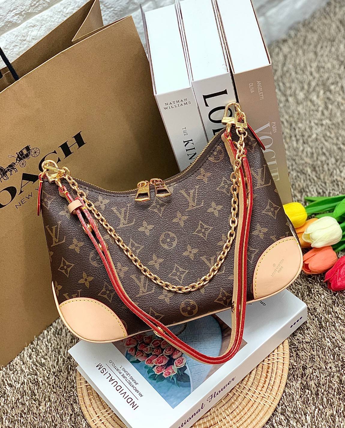 รุ่นฮิตปี2021 สะพายได้ทั่วโลกค่ะ!! LOUIS VUITTON BOULOGNE M45832 พร้อมส่ง! LV PREMIUM GIFT ตปท.!! กระเป๋าหิ้ว//สะพายข้างได้ หนังแกะ ทรงสวยมากๆค่ะ เปิดปิดกระเป๋าแบบซิปคู่ อะไหล่ทองแววหรูหรามากๆ