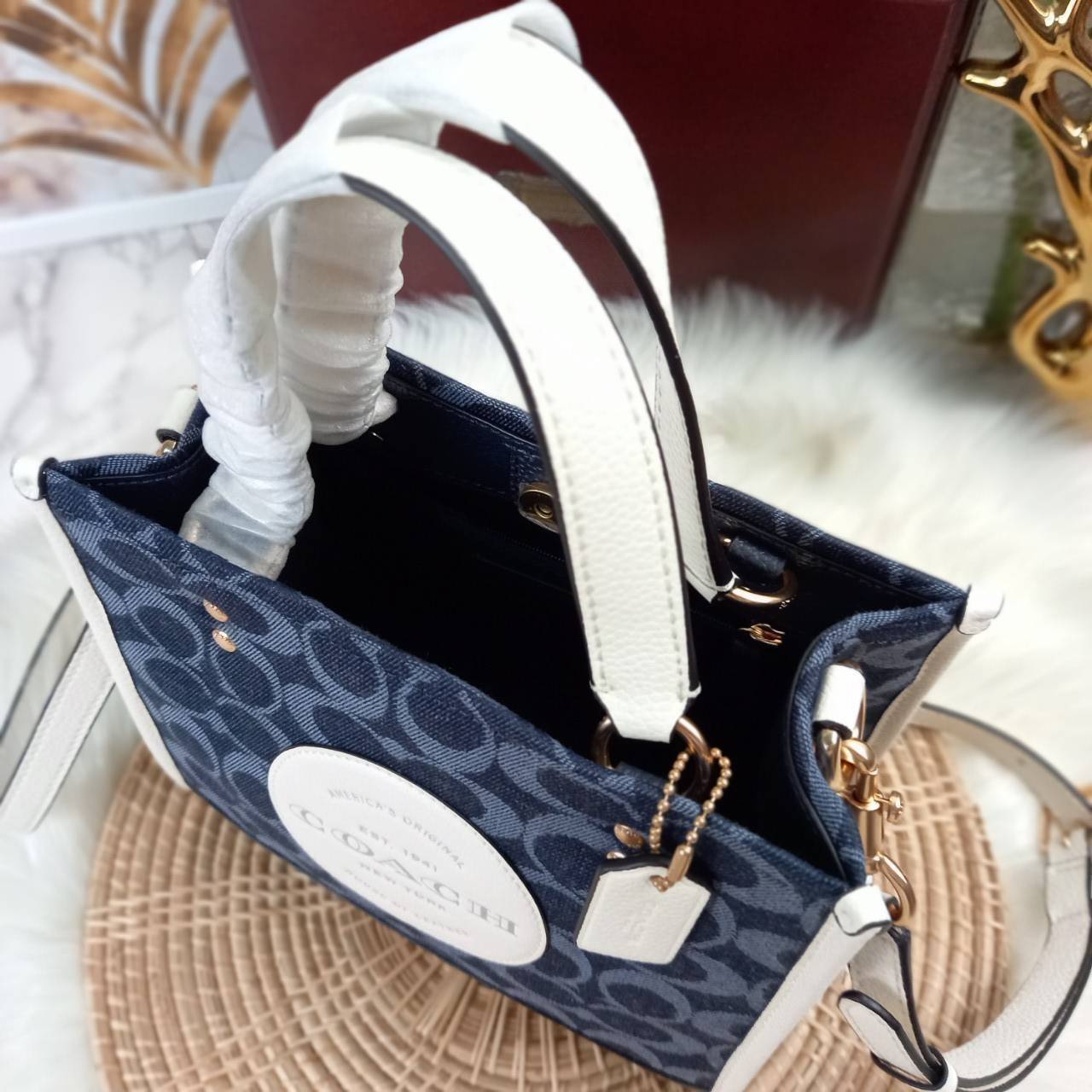 OUTLET 】COACH DEMPSEY TOTE 22 IN SIGNATURE JACQUARD WITH COACH PATCH (C5638) ฮิตมาก พลาดไม่ได้เชียว 🤩ตอกย้ำความแรง กับทรงTOTE ยอดฮิต เวลานี้ ยกให้เลย//กระเป๋าถือ หรือสะพาย มีสายยาว ถอดและ //วัสดุ jacquard ทอลาย signature เก็บดีเทลหนังแท้ ใบนี้สวยค