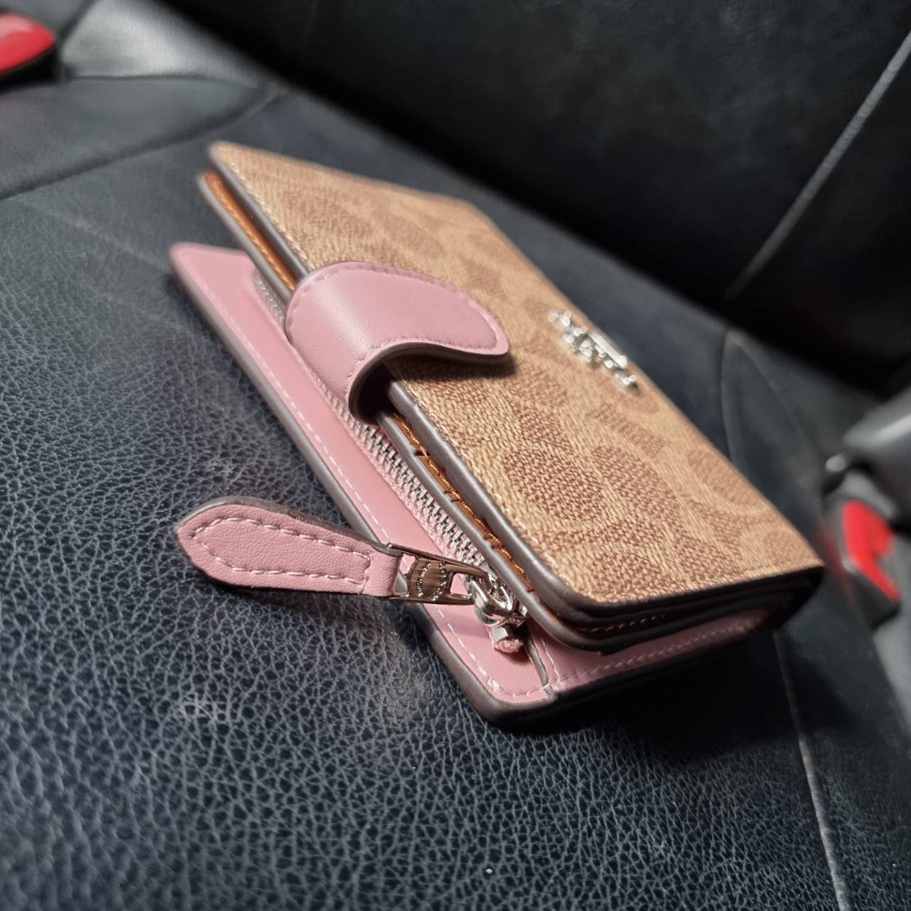 COACH F33034 MEDIUM CORNER ZIP WALLET IN COLORBLOCK SIGNATURE CANVAS กระเป๋าสตางค์ใบกลาง 👛 ขนาดกำลังเหมาะมือ วัสดุหนังแคนวาส ดูแลรักษาง่าย มีช่องใส่บัตรและธนบัตรครบ และช่องซิปแยกไว้ใส่เหรียญ สวยคลาคสิคแบบนี้เหมาะส่งต่อเป็นของขวัญที่สุดจ้า