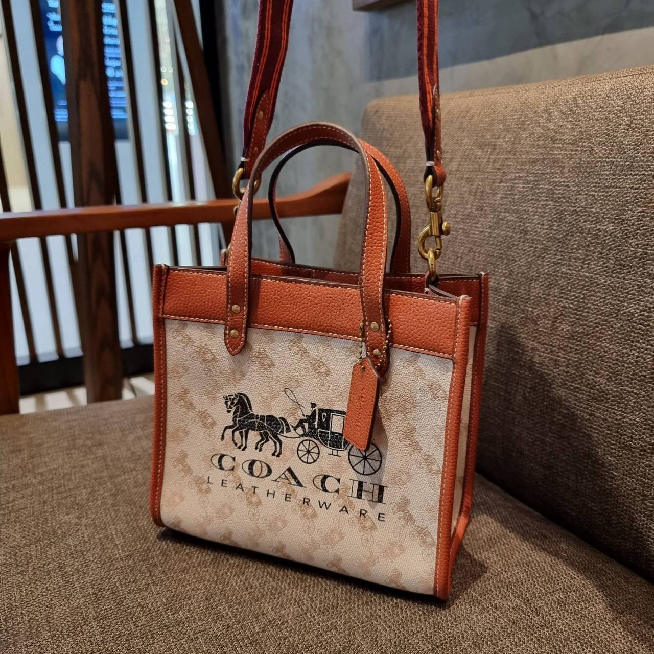COACH C8456 FIELD TOTE 22 WITH HORSE AND CARRIAGE PRINT AND CARRIAGE BADGE คอลเลคชั่นสุดคลาสสิค ต้อนรับซัมเมอร์ ทั้งสดใสและร้อนแรง สวยหรูดูแพงในไอเท็มเดียว กระเป๋าทรงโท้ท ไซส์กำลังสวย น่ารักน่าใช้ ฟังก์ชั่นการใช้งานสะดวกที่สุด มีทั้งสายคล้องแขนในตัว และสา