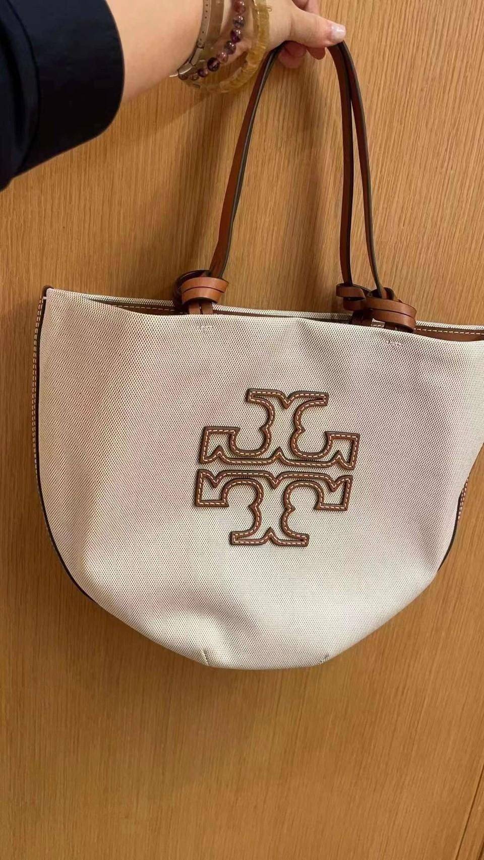Tory Burch Small Canvas Round Tote กระเป๋าถือหรือสะพายไหล่ วัสดุผ้าcanvas รูปทรงโค้งมน ด้านในโล่ง มี1ช่องซิปและ1ช่องเล็ก น้ำหนักเบา จุของได้เยอะ มาใหม่ล่าสุดไม่ควรพลาดเลยค่า